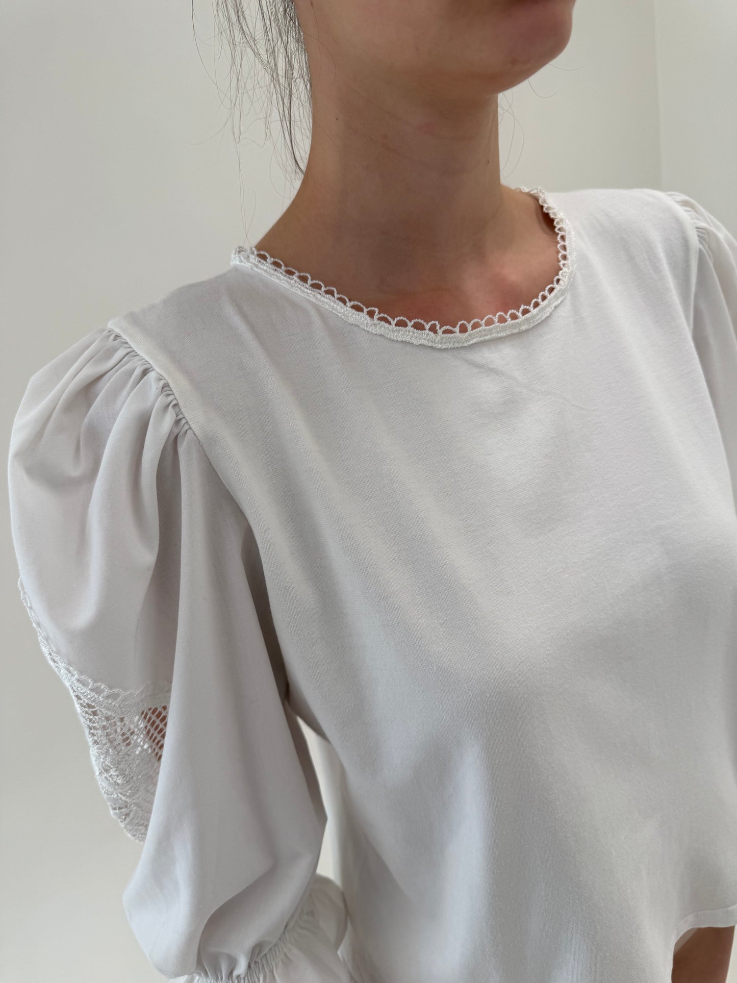 Top vintage cambrat cu mâneci bufante și dantelă macrame