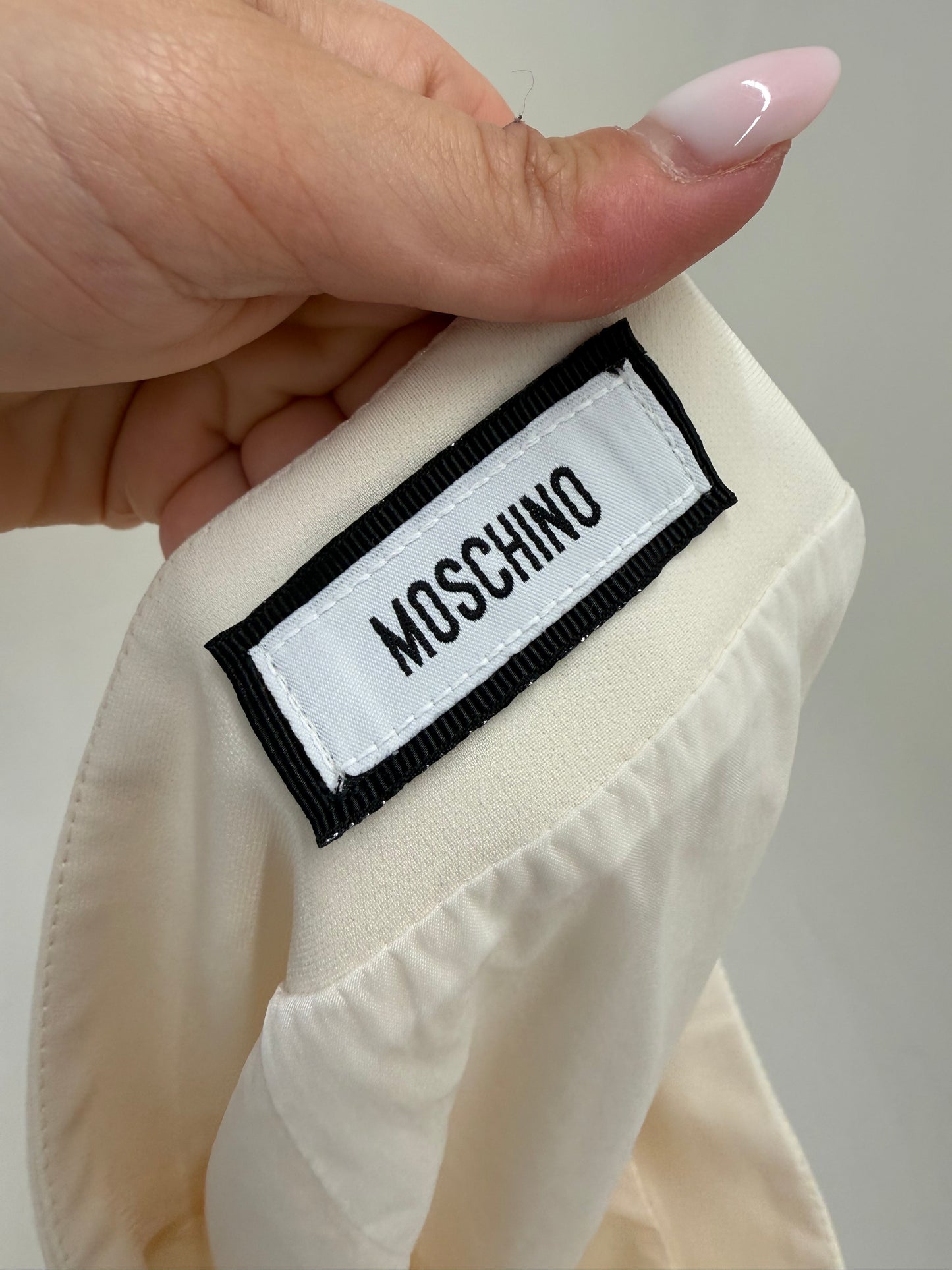 Rochie Moschino butter white în croi minimalist cu buline
