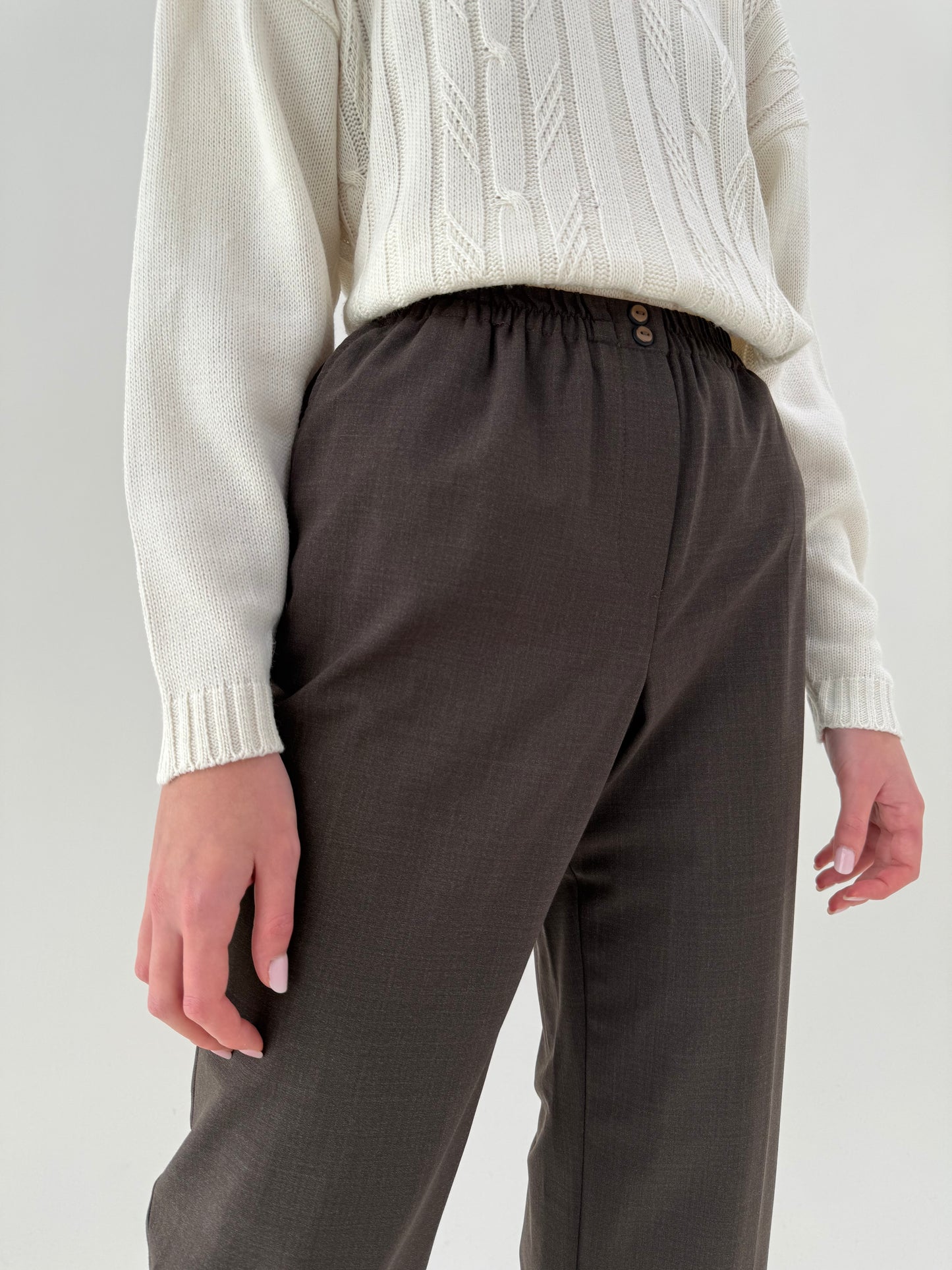 Pantaloni petite dark chocolate brown din lana extrafina cu influențe casual