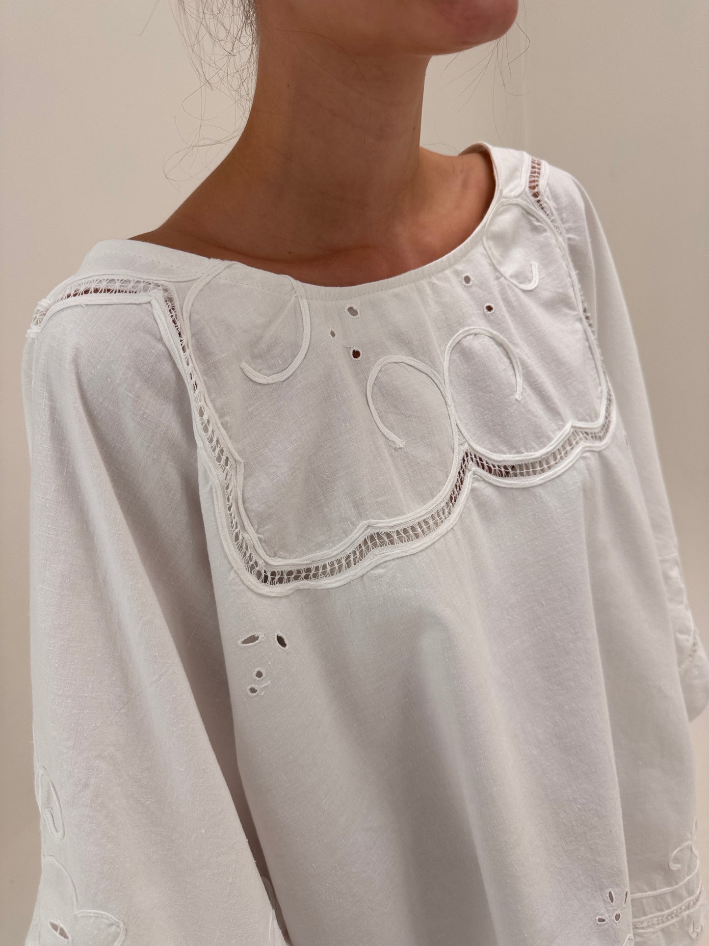 Tunica vintage bijuterie cu broderie manuală din pânză excepțională de bumbac