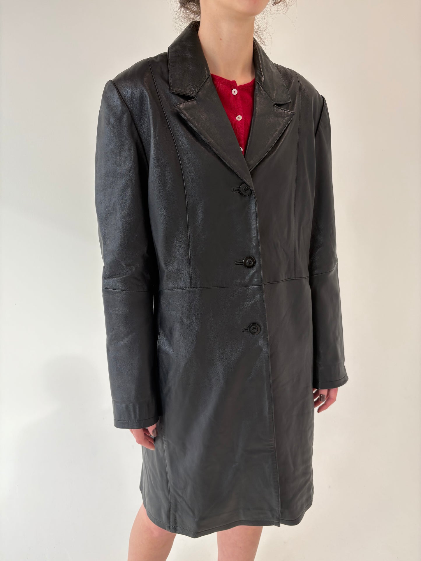 Trench tall negru în croi ușor cambrat din piele naturală moale
