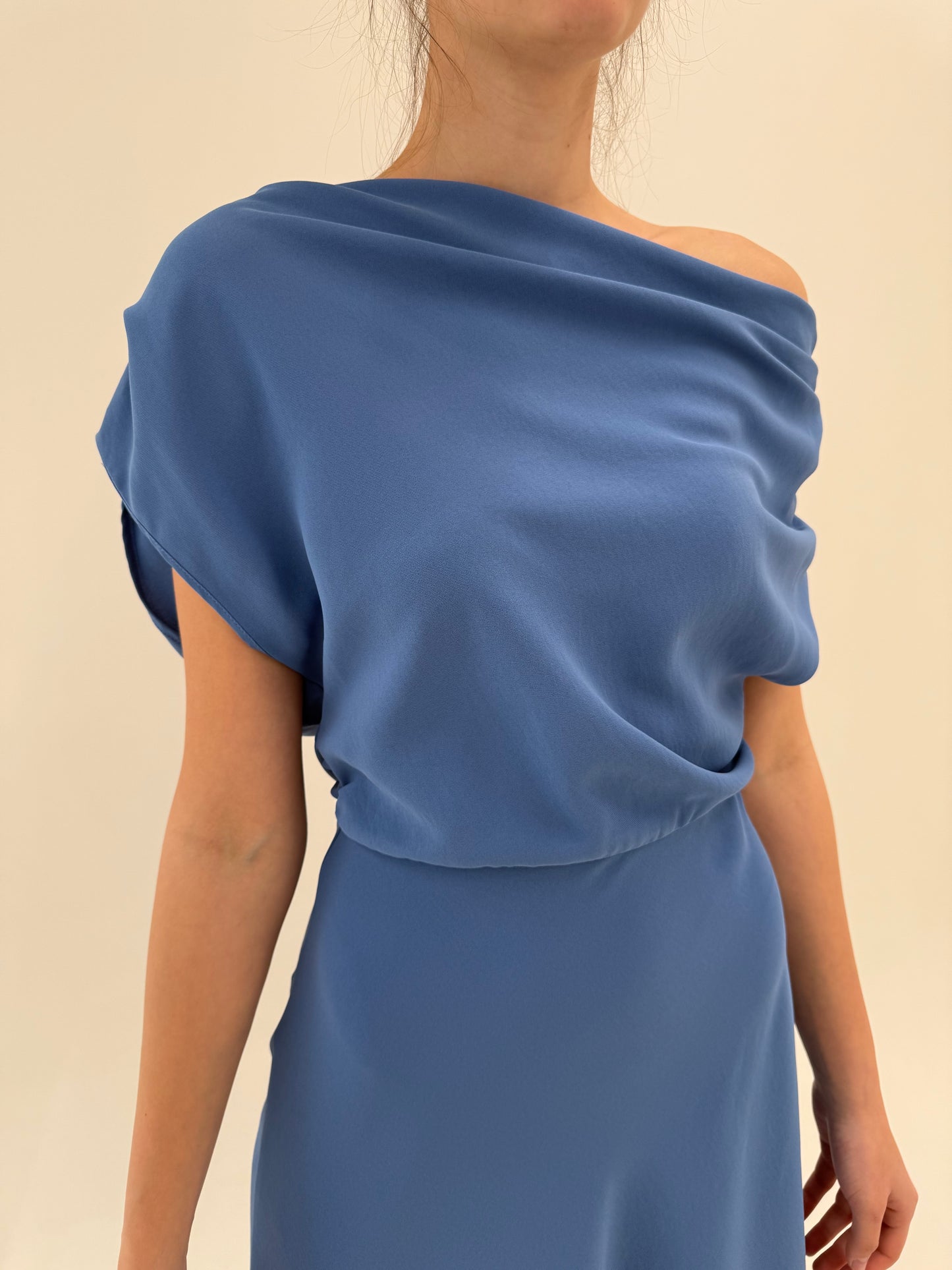 Rochie dusty Blue în croi drapat cu fusta în bie și talie ultra înaltă