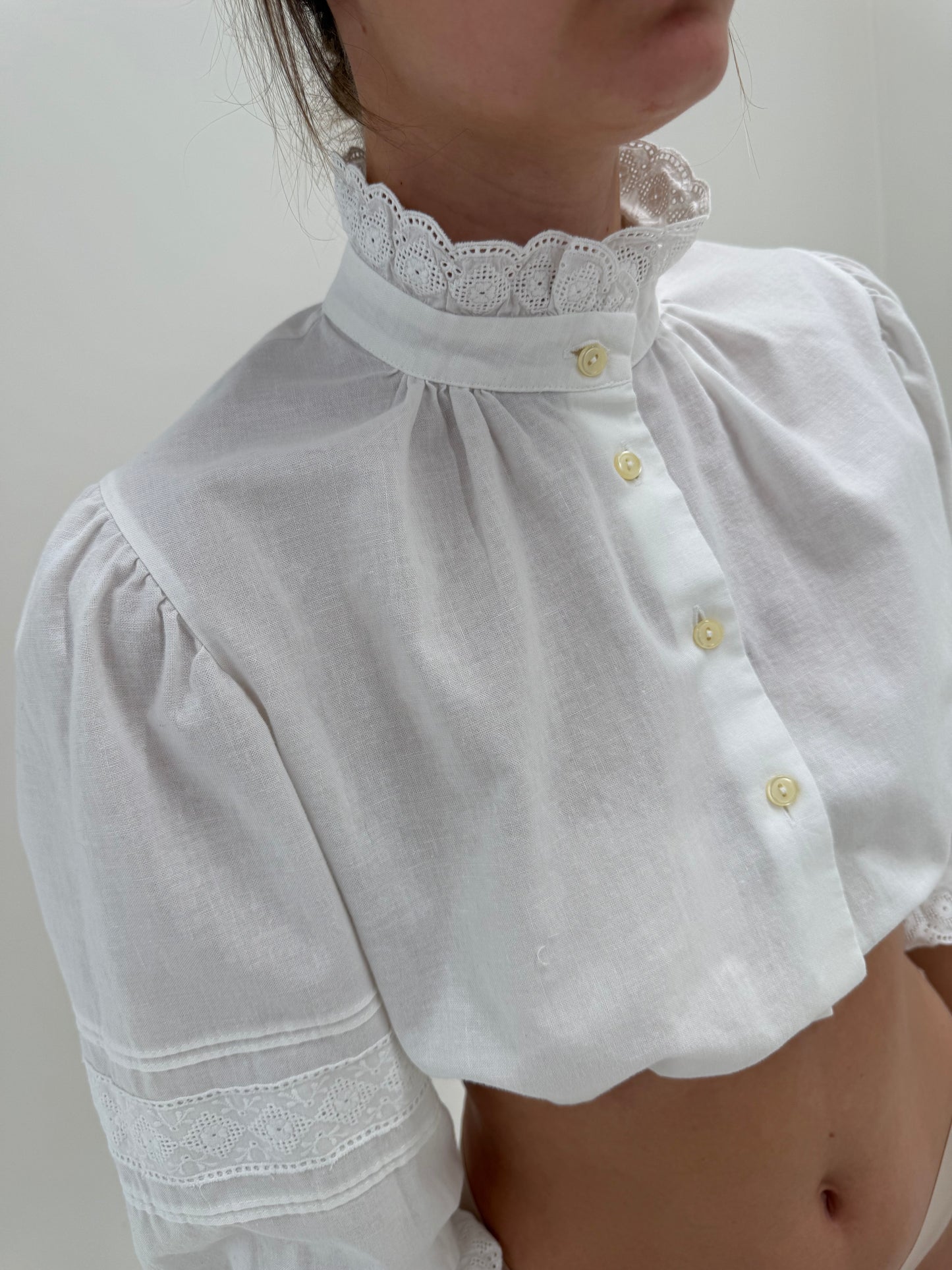 Top vintage din panzica de bumbac cu broderie anglaise