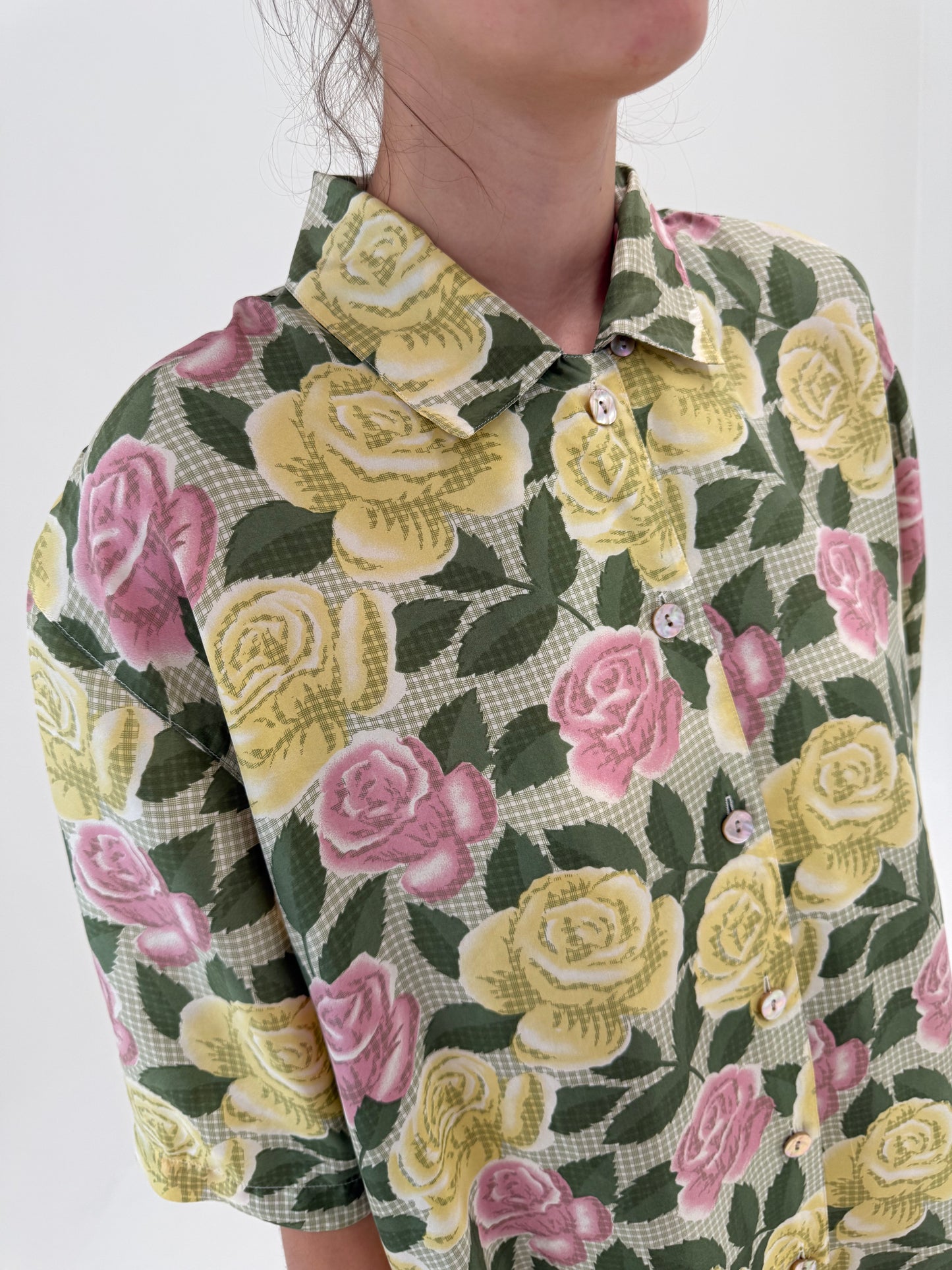 Cămașa din mătase naturală cu print floral cu trandafiri în culori superbe