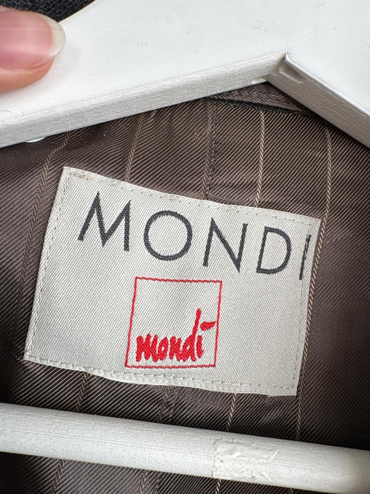 Sacou Mondi by Escada cu revere late și paspoal din lana de extrafina cu închidere dublă