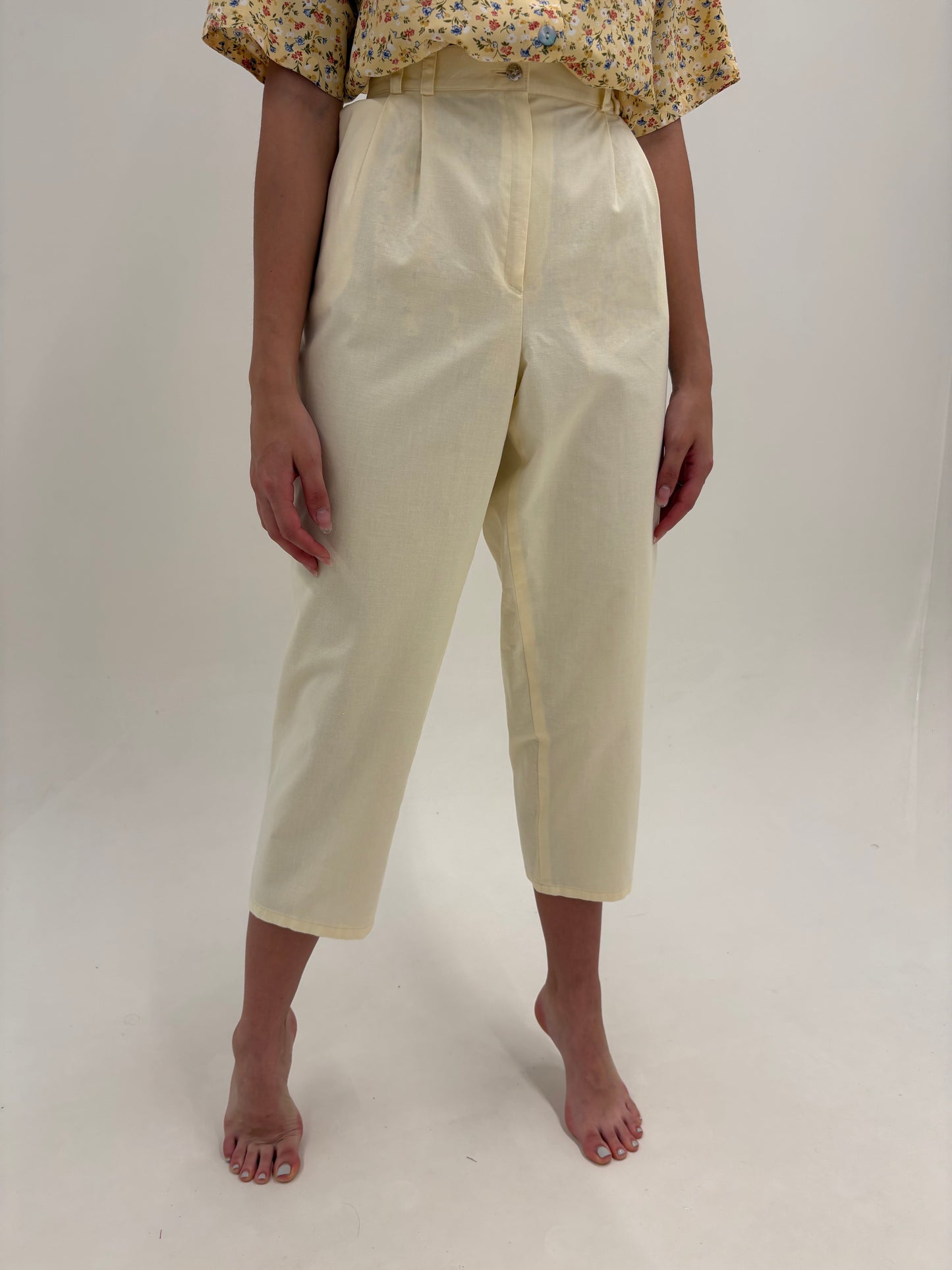 Pantaloni petite din bumbac cu solduri generoase și talie ultra înaltă butter yellow