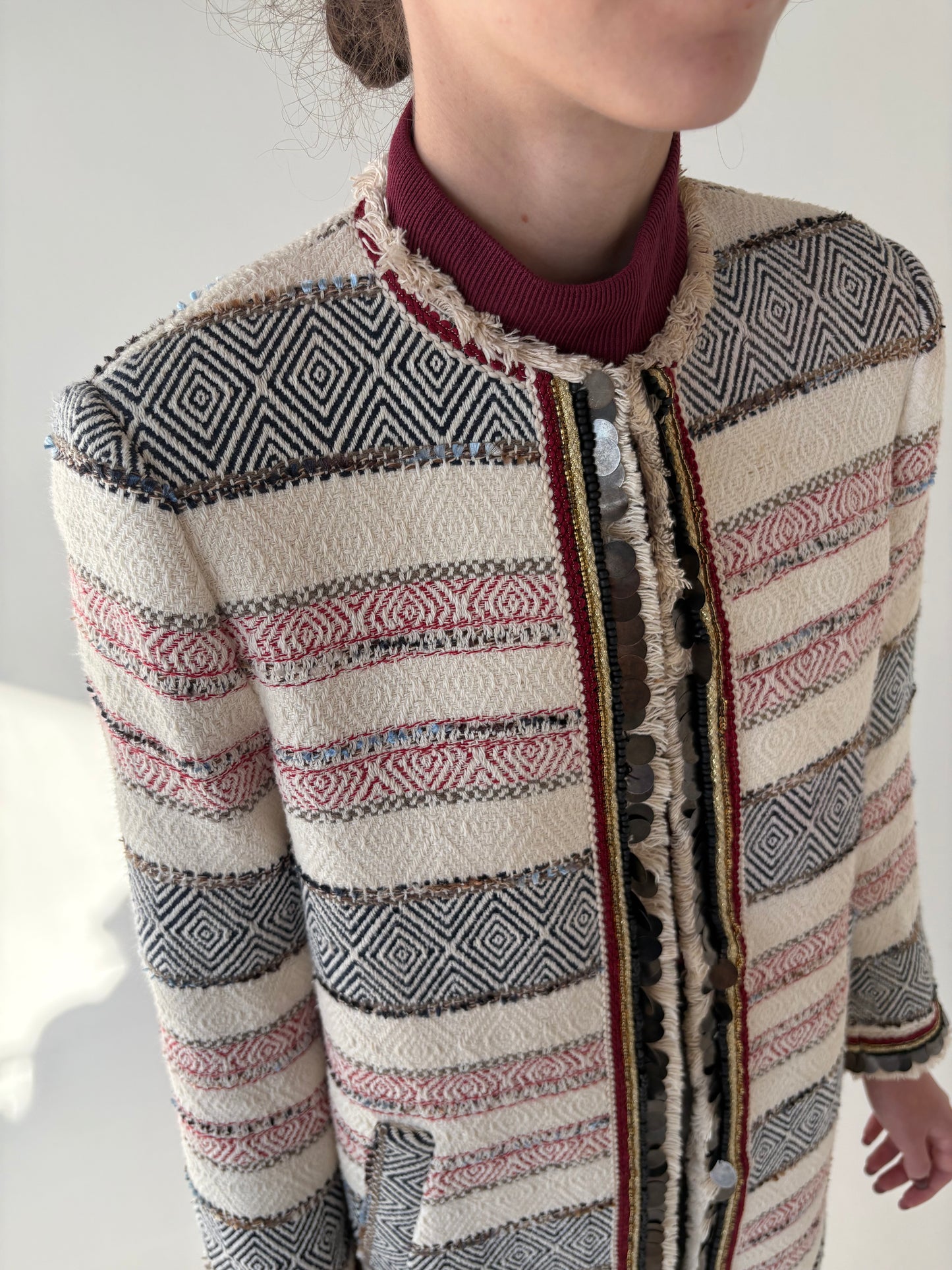 Pardesiu in stil Chanel din brocart în combinație clasică de culori