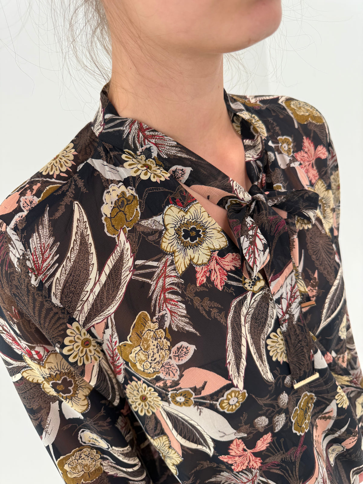 Cămașa chocolate brown cu print floral superb și panglică la gât