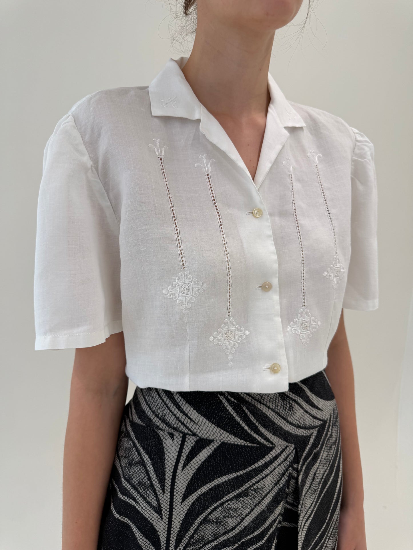 Cămașa luxury din in cu broderie manuală excepțională
