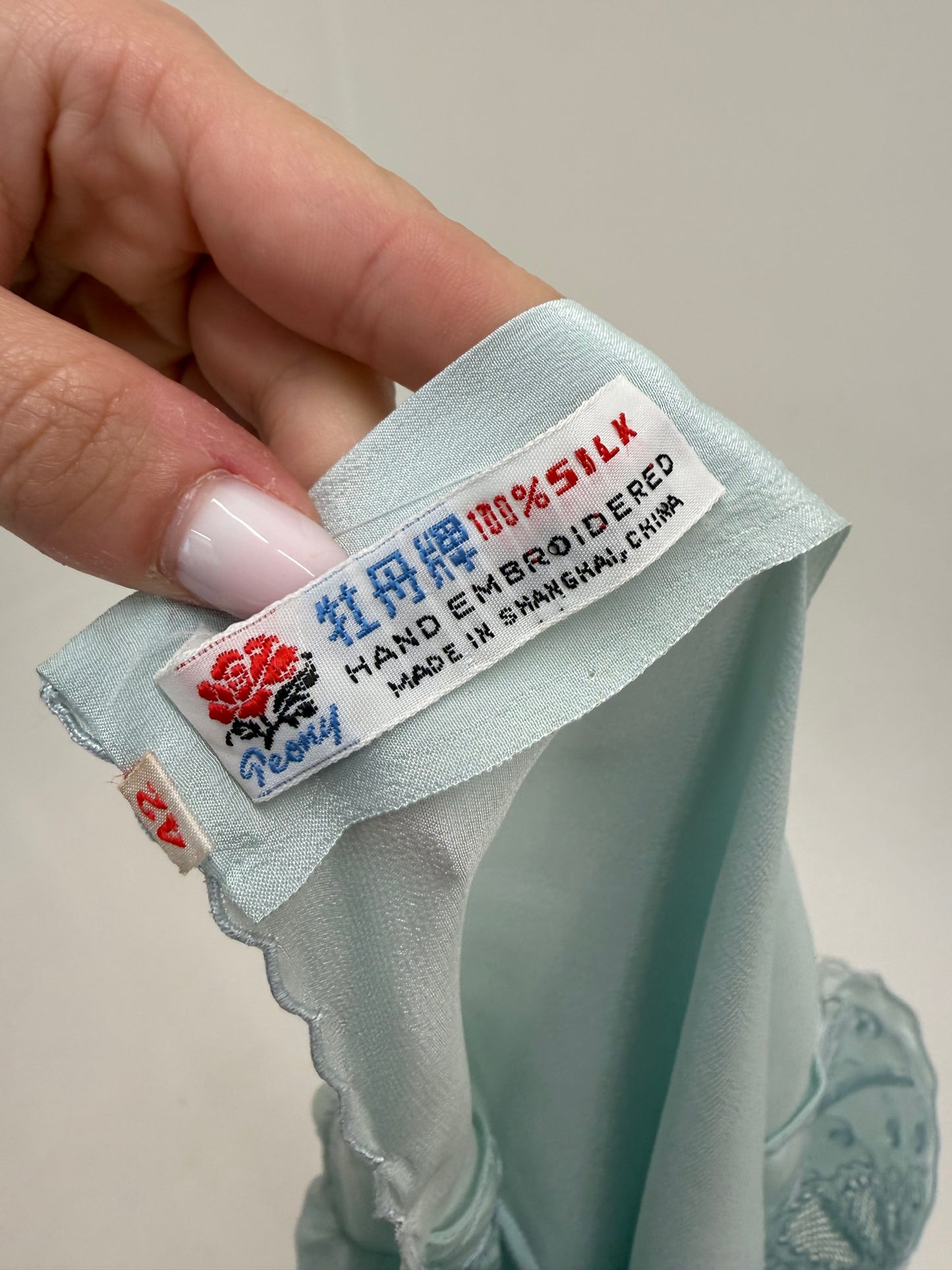Cămașa bijterie baby blue din mătase naturală cu broderie manuală excepțională
