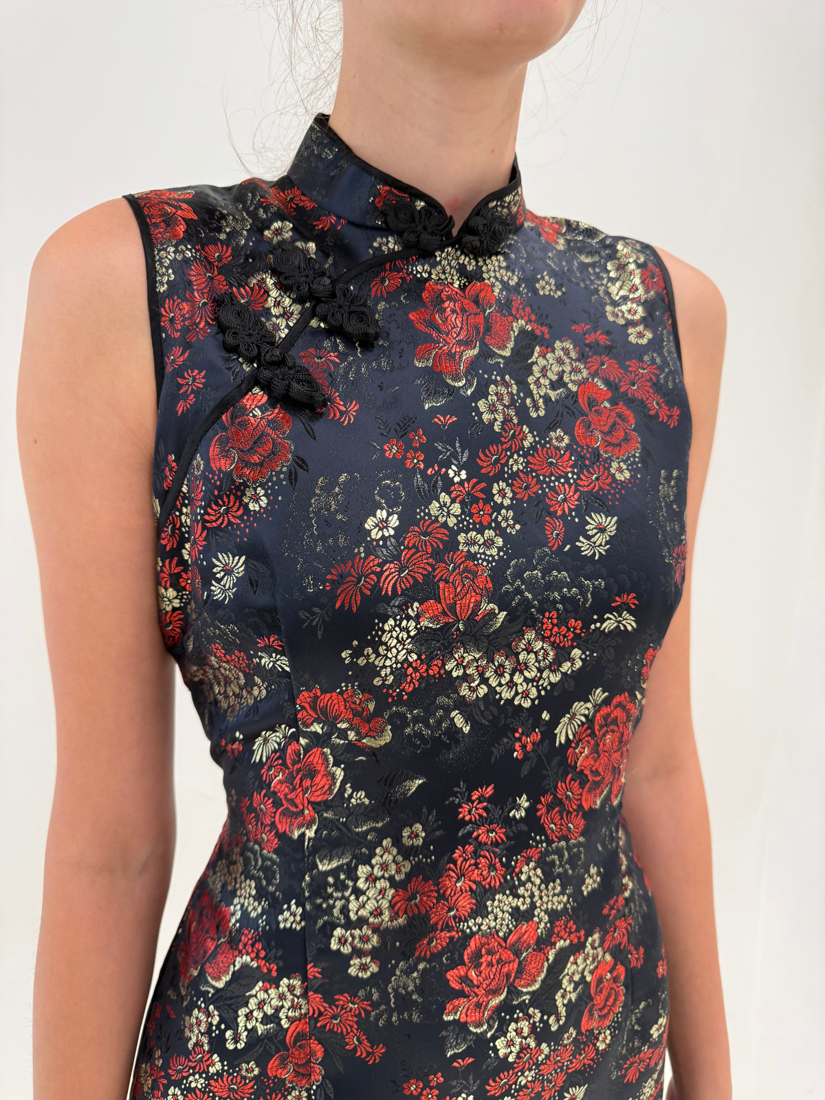 Rochie neagră din jacquard de mătase naturală cu influențe asiatice