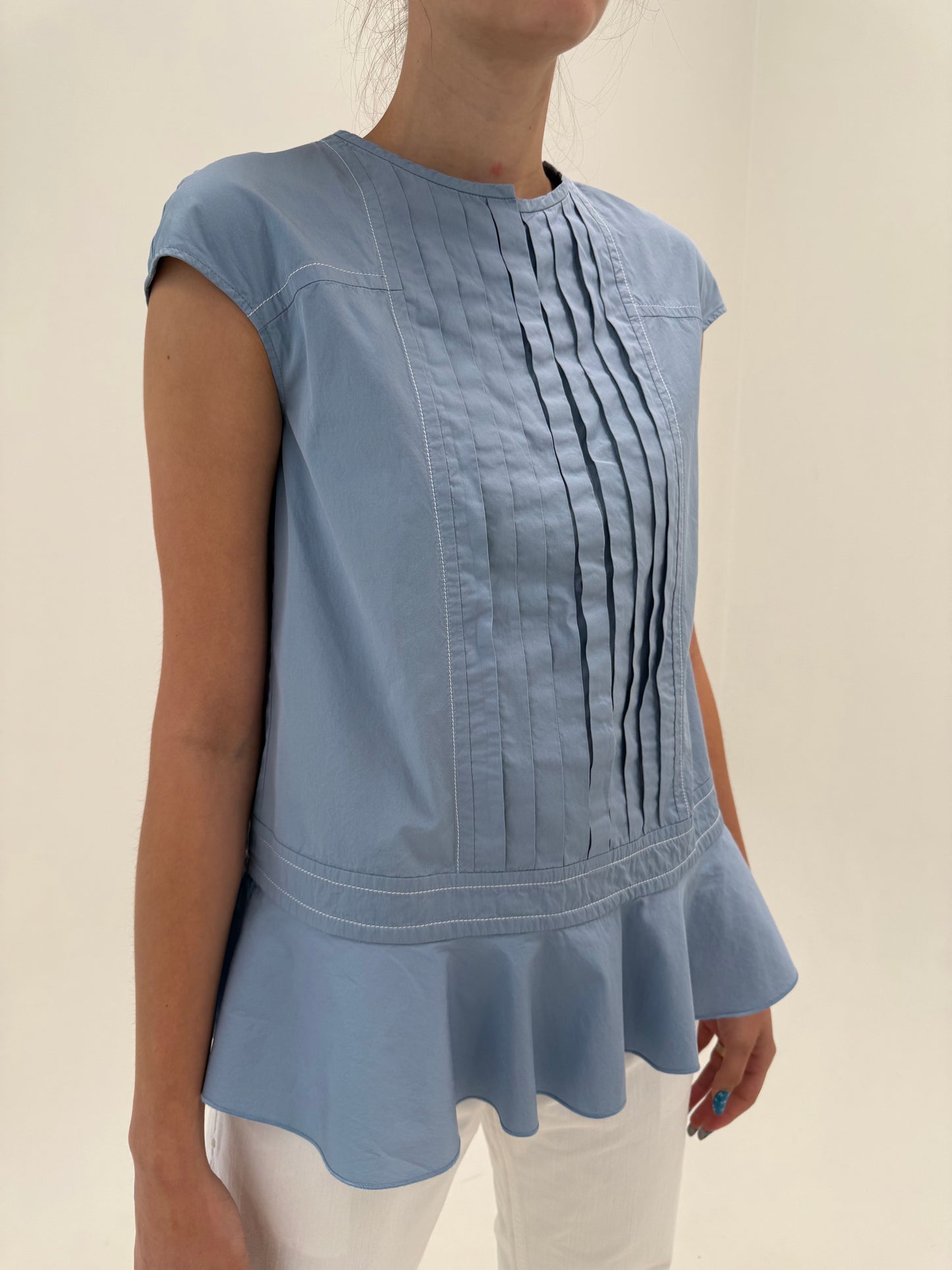 Top baby blue Max Mara în croi actual elaborat din poplin premium de bumbac