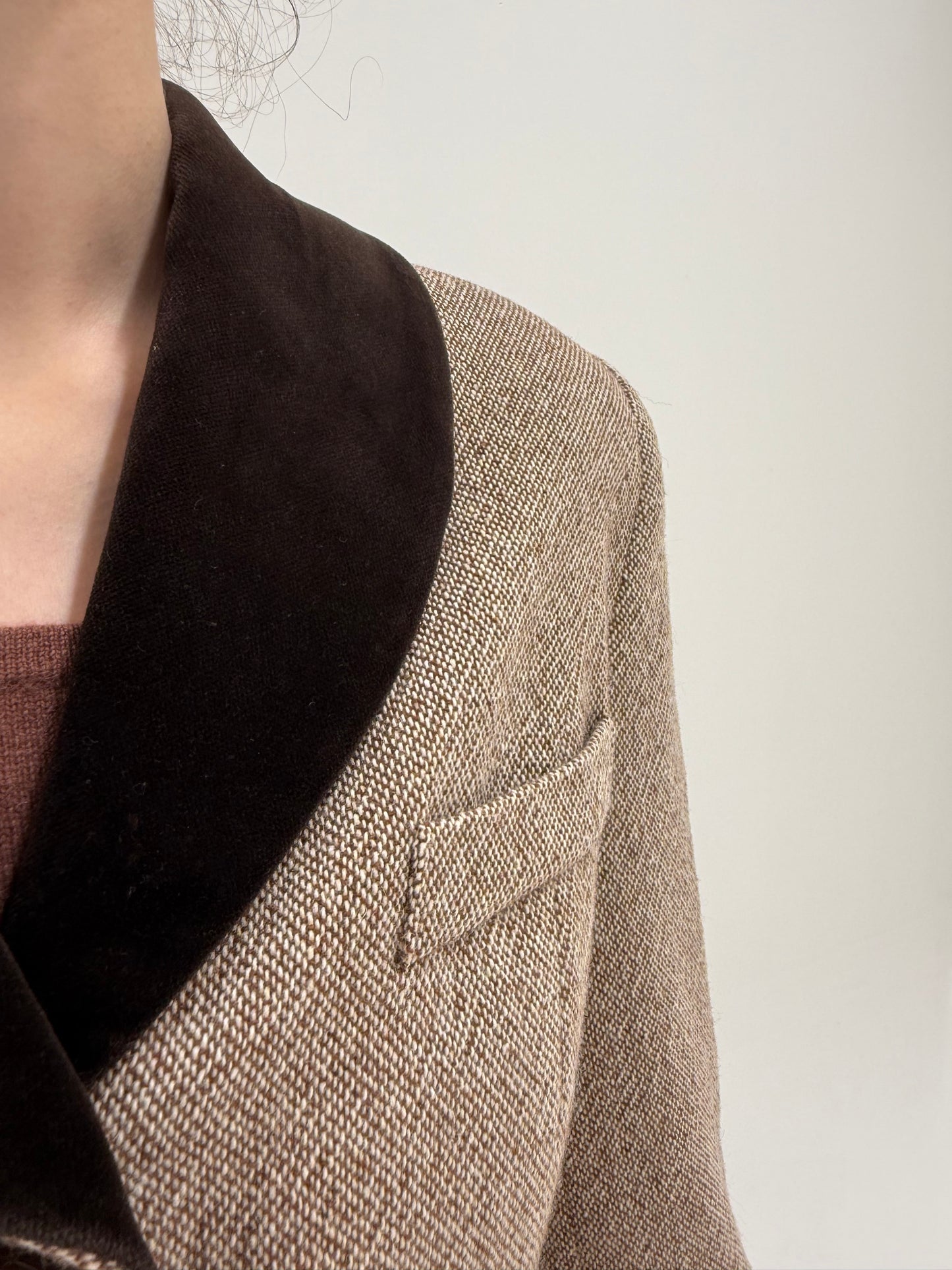 Sacou ultra cambrat nude cu revere rotunjite din stofă groasă de lana