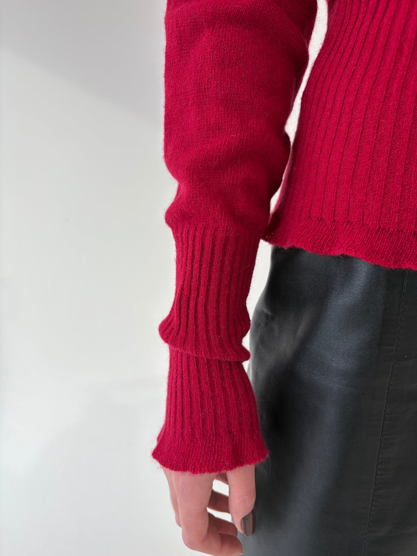 Set vintage tall dark cherry red din lana extrafina cu broderie superbă