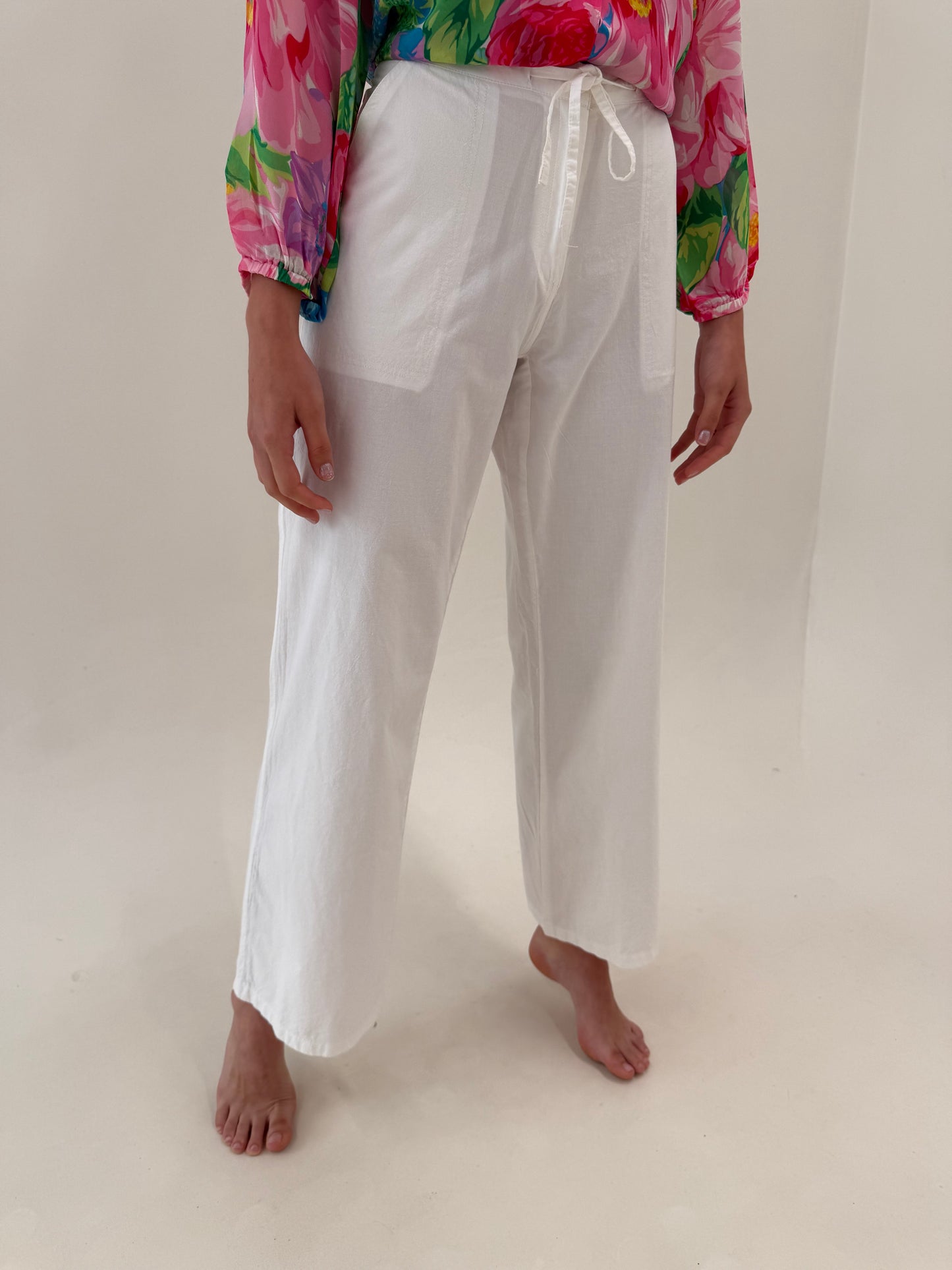 Pantaloni din pânză premium de bumbac în croi drept cu talie ușor reglabilă