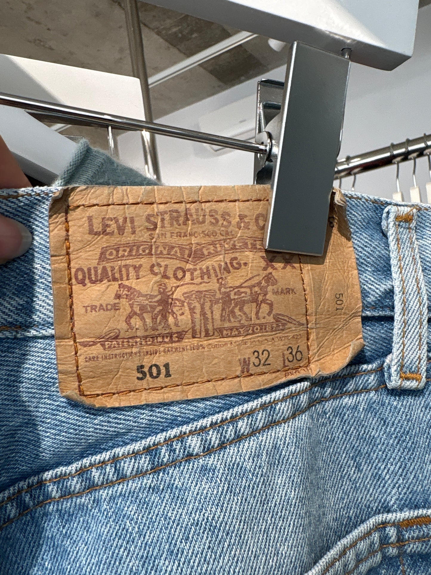Jeans vintage Levi’s 501 anii 90