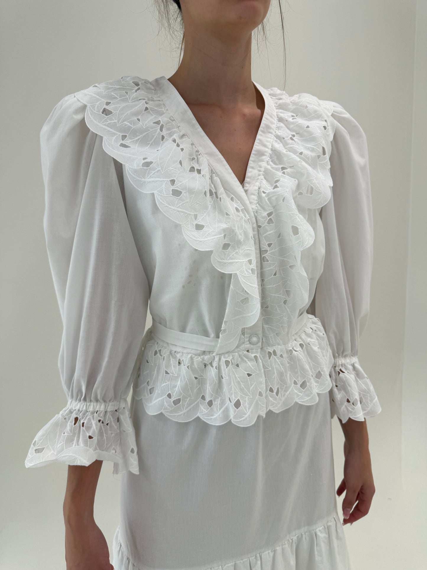 Sacou din poplin de bumbac cu peplum , broderie anglaise și talie marcată reglabilă