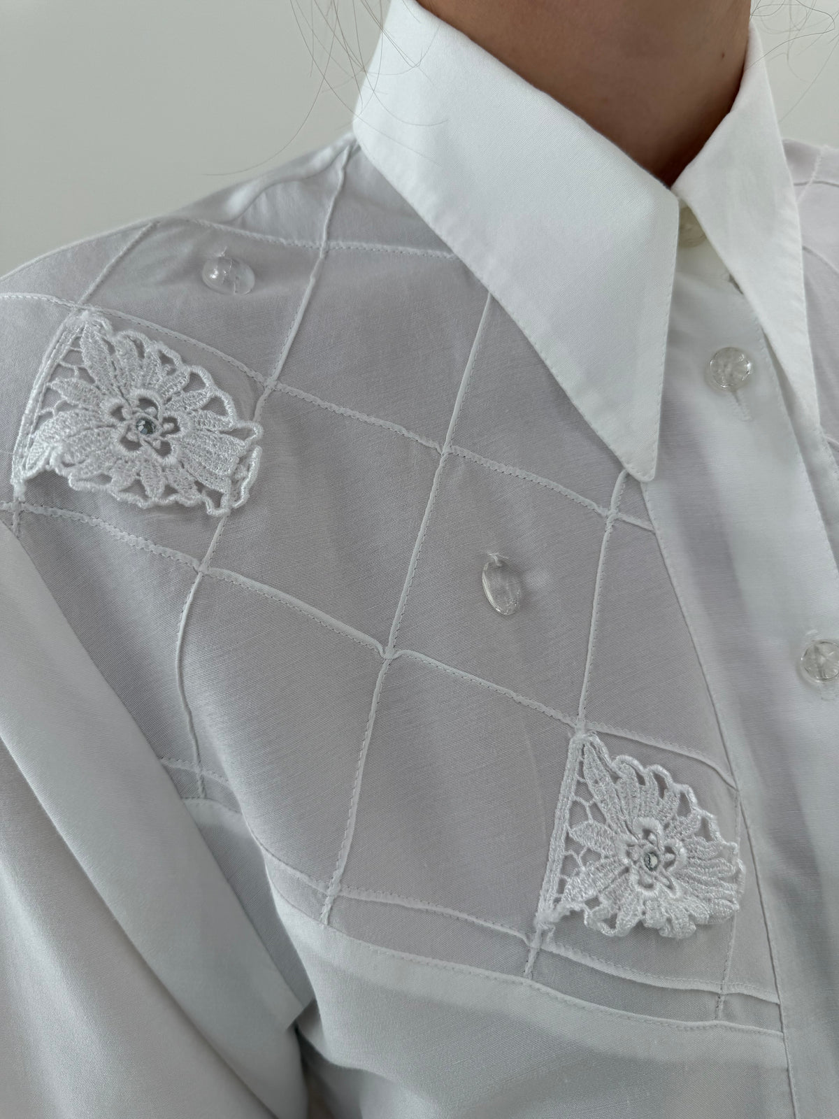 Cămașa vintage cu aplicații din dantelă macrame și revere în stil anii 70