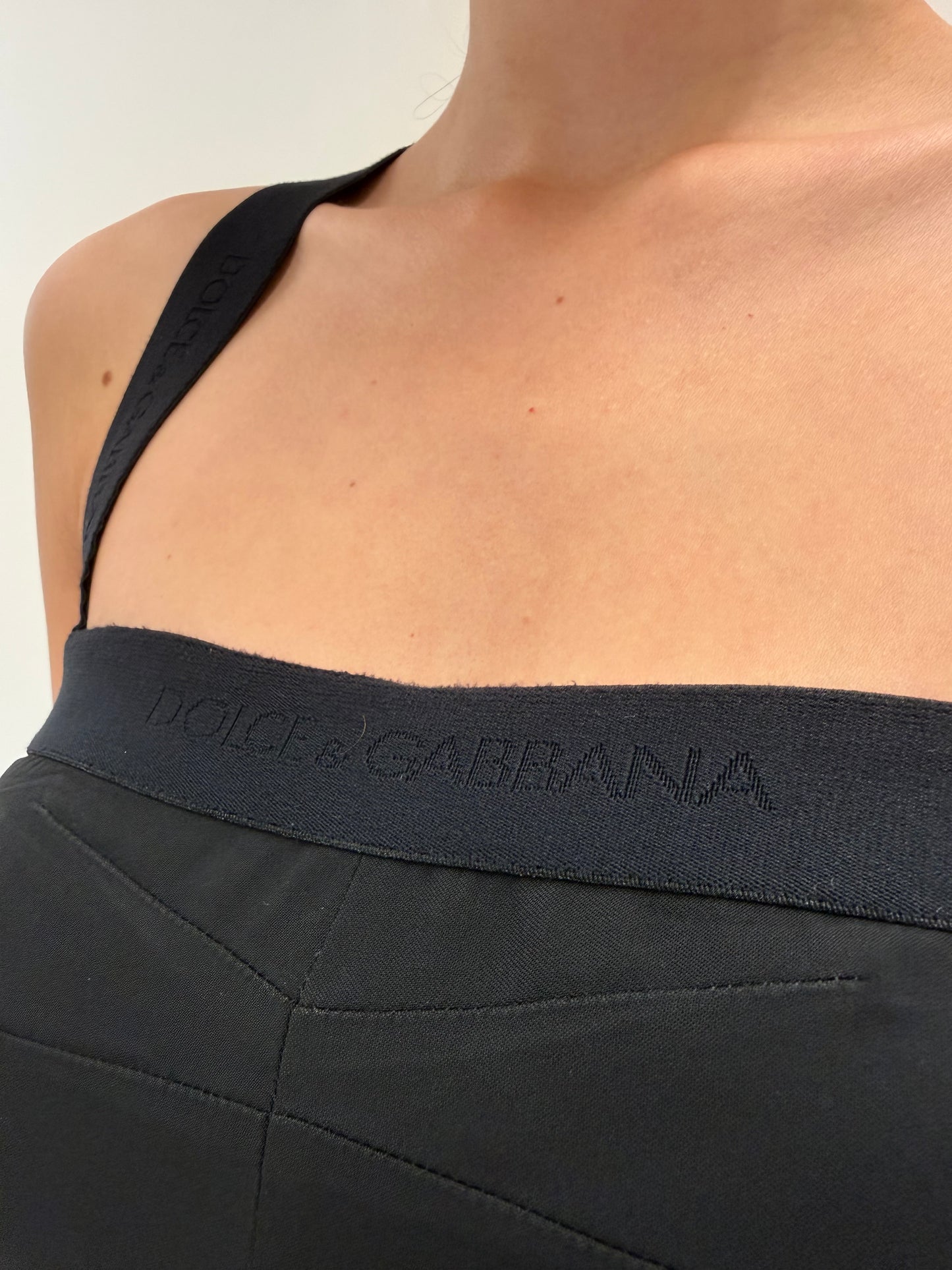 Rochie Dolce&Gabbana neagră ultra modelatoare în croi specific brandului