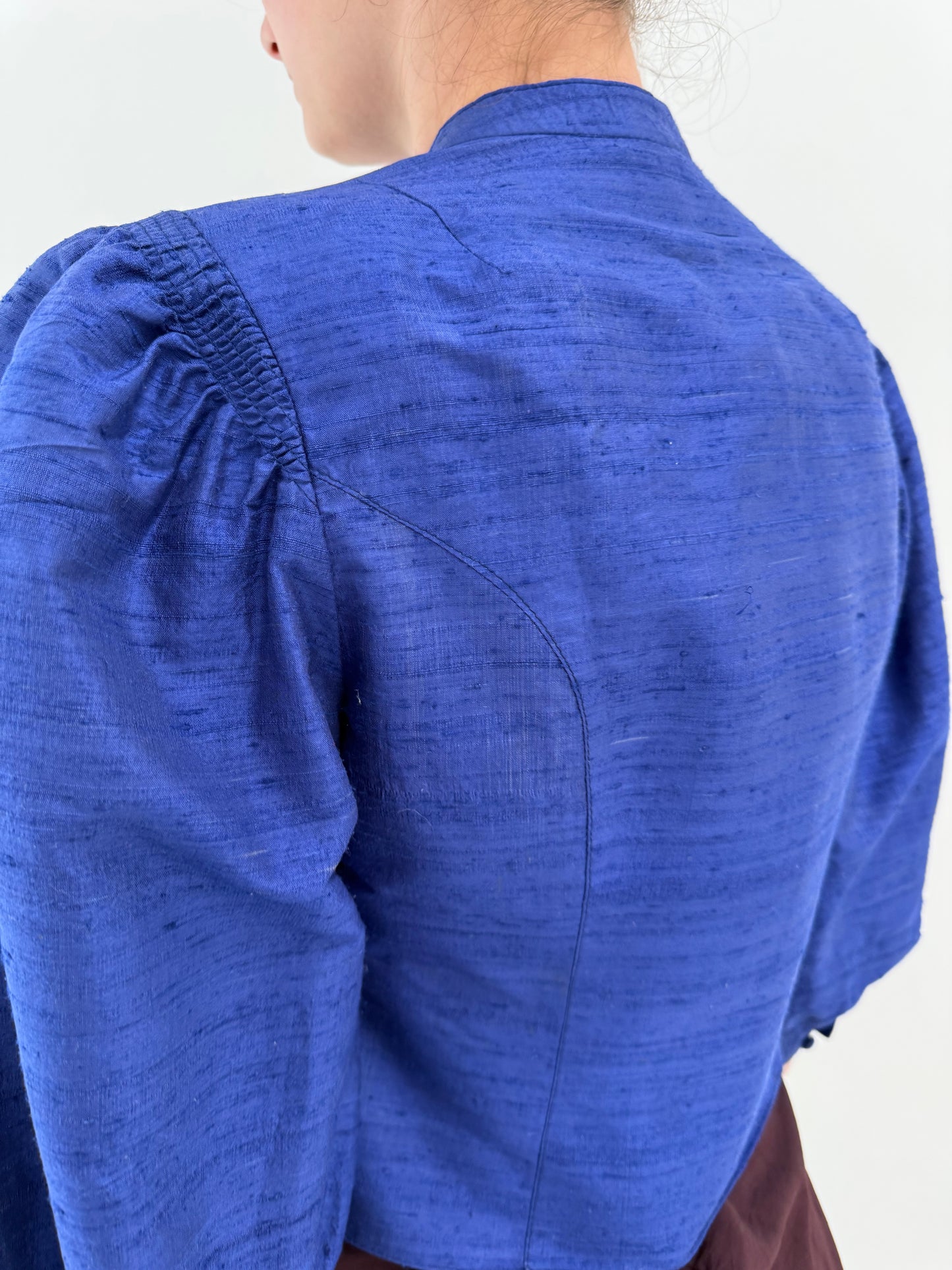Sacou cambrat din mătase naturală dupioni indigo blue cu umeri bufanți