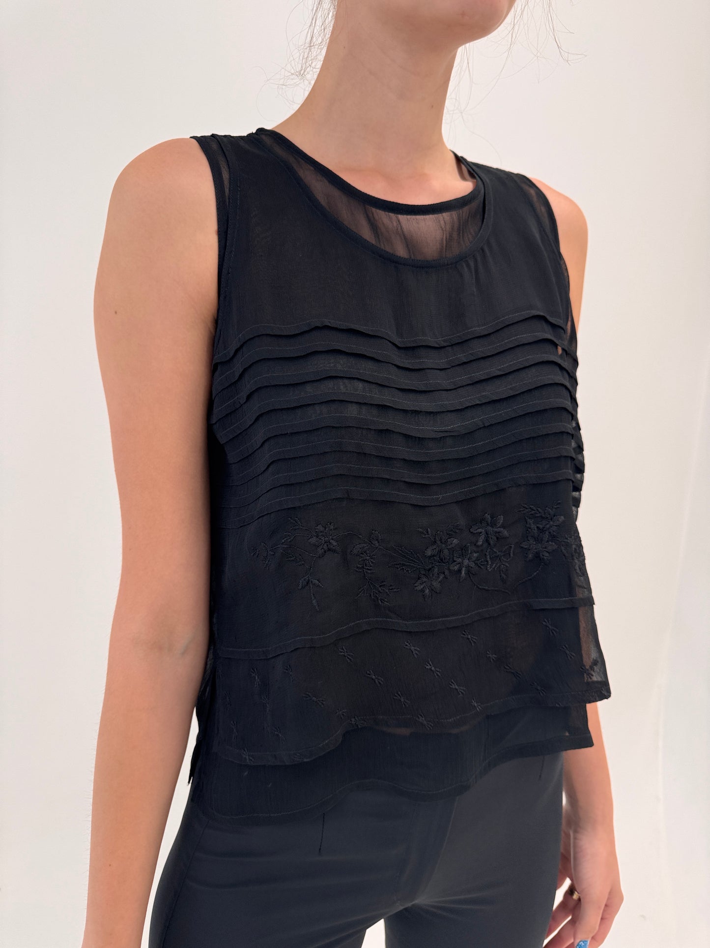 Top negru din mătase naturală cu broderie de la zi la seară