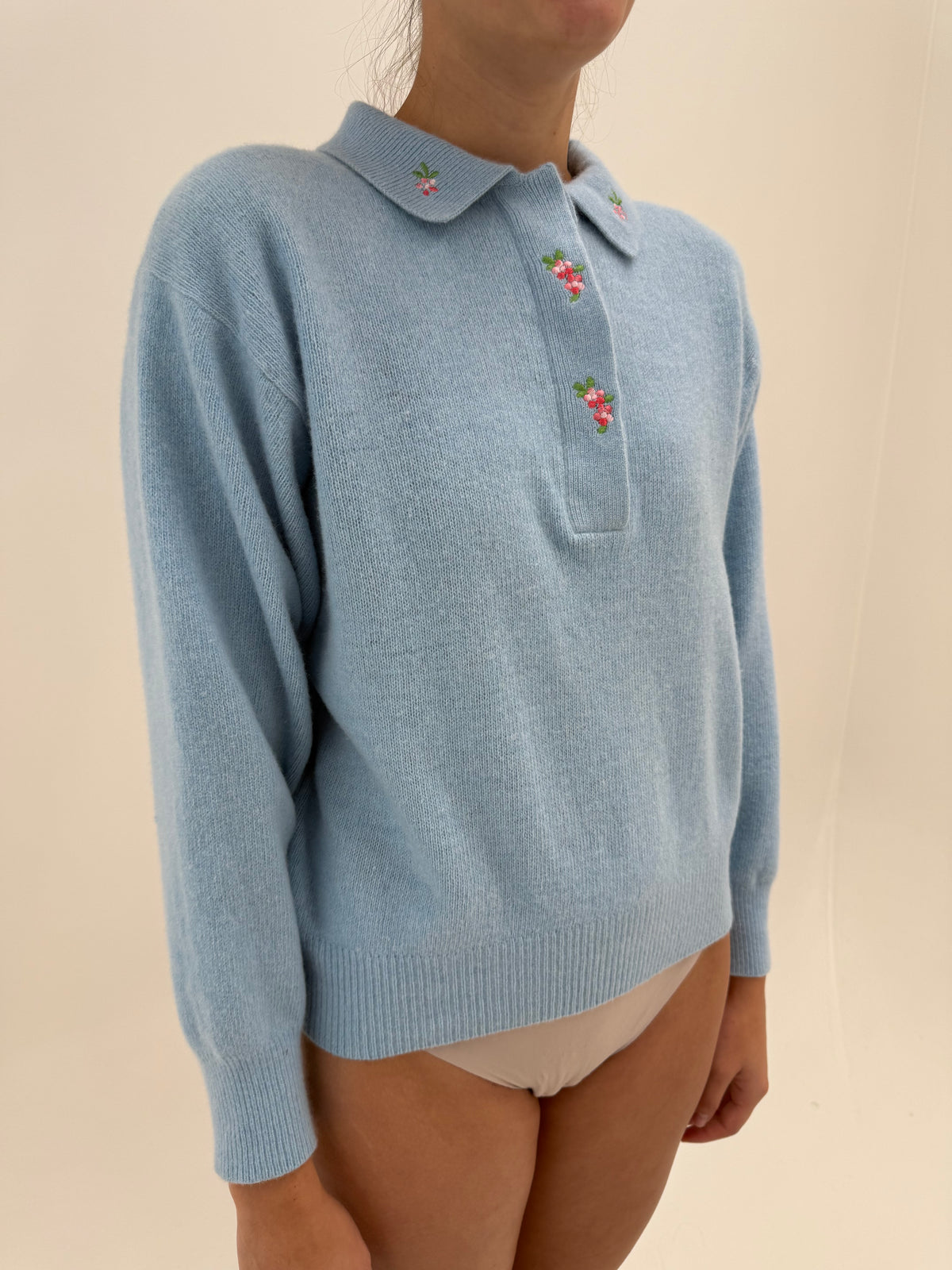 Pulover polo baby blue cu broderie din lana extrafina și Angora