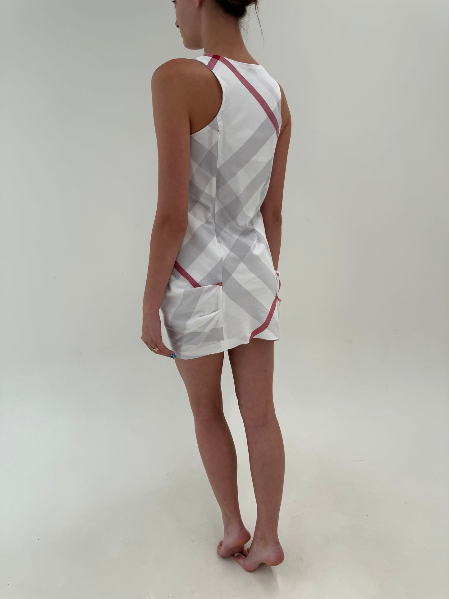 Rochie Burberry cu print specific brandului în croi de ani 60 reinterpretat