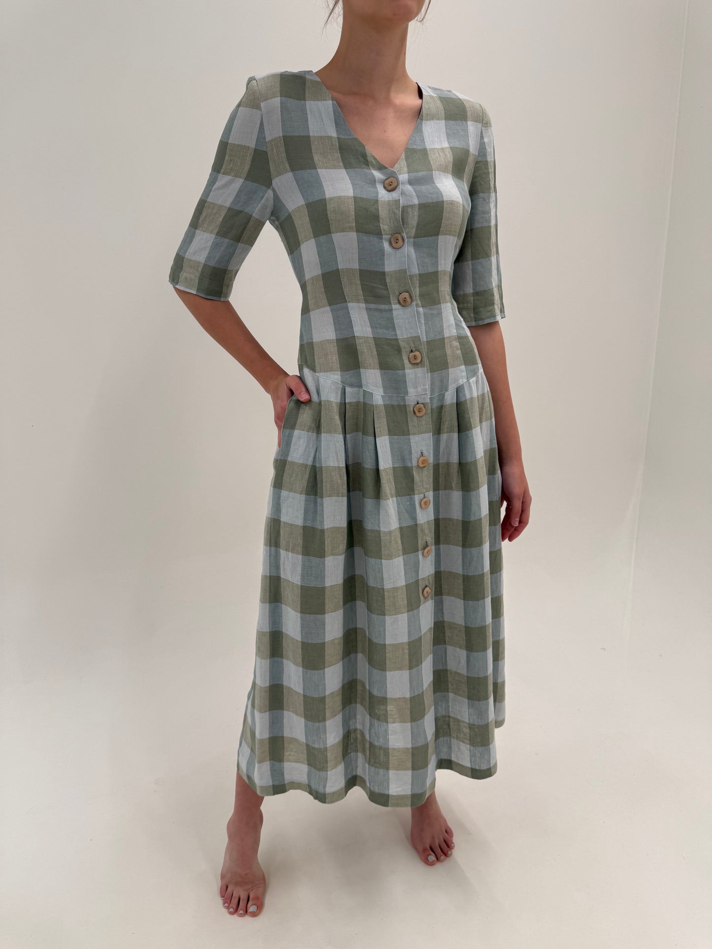 Rochie maxi din pânză de mătase naturală și în cu talie marcată în culori pudrate