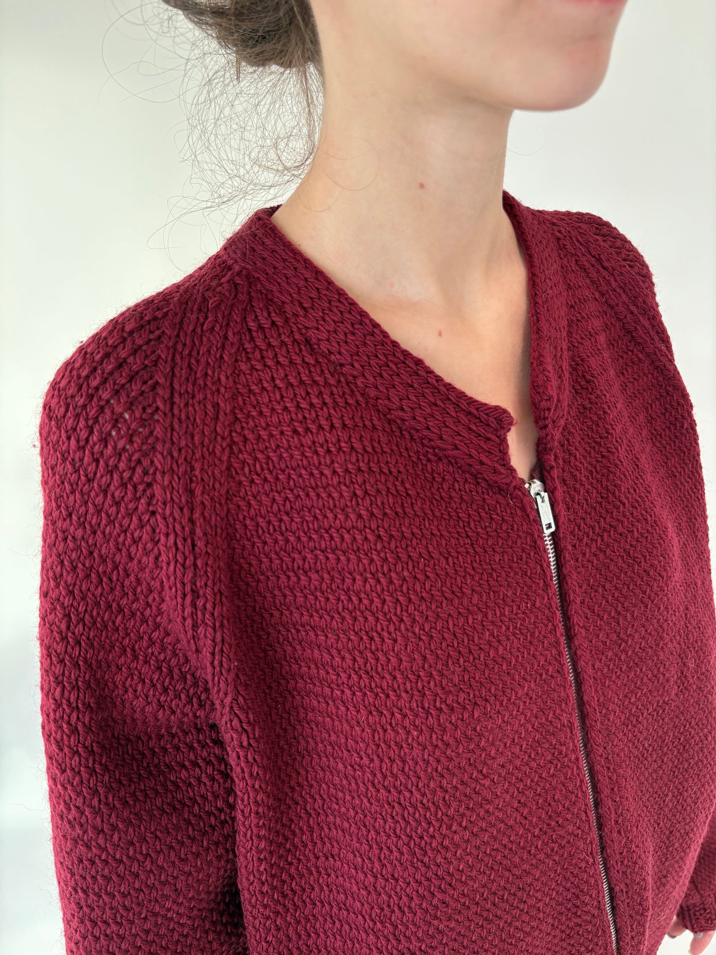 Jacheta burgundy din tricot super gros de lana cu influențe sport