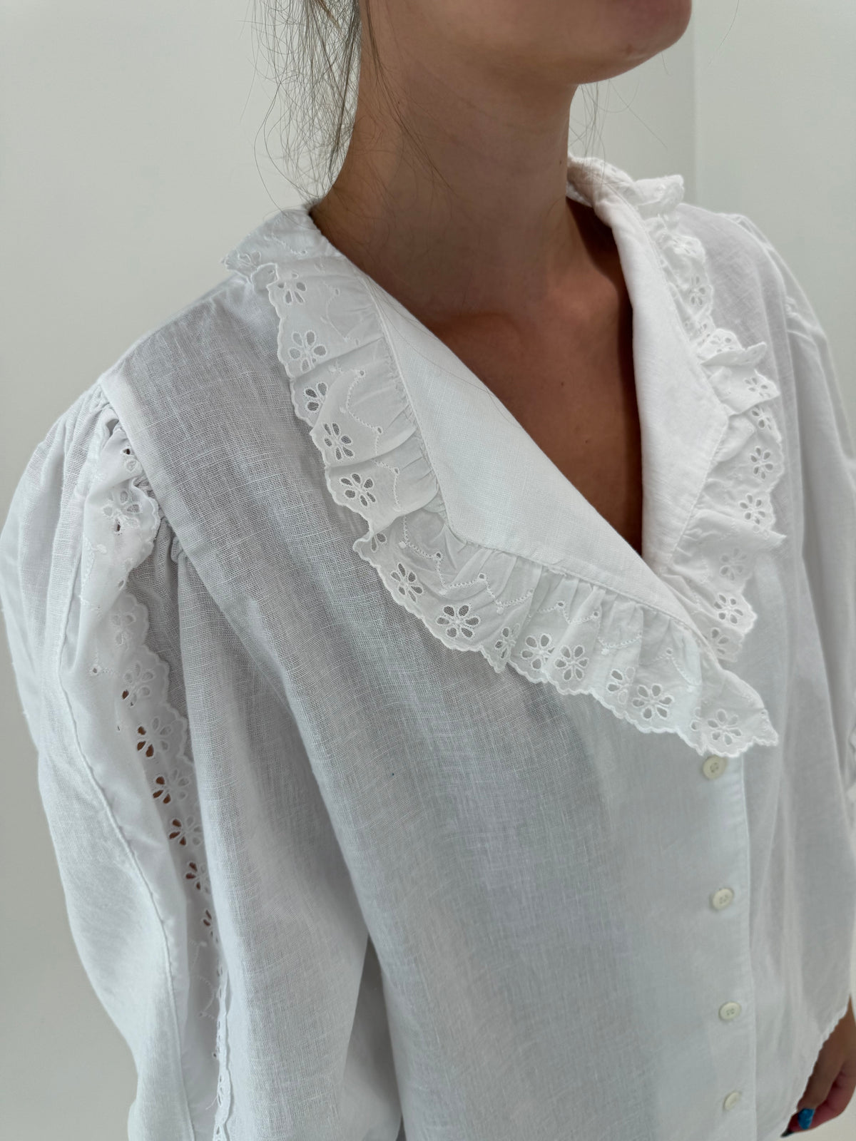 Cămașa vintage cu mâneci bufante și broderie anglaise din panza fină de bumbac și in