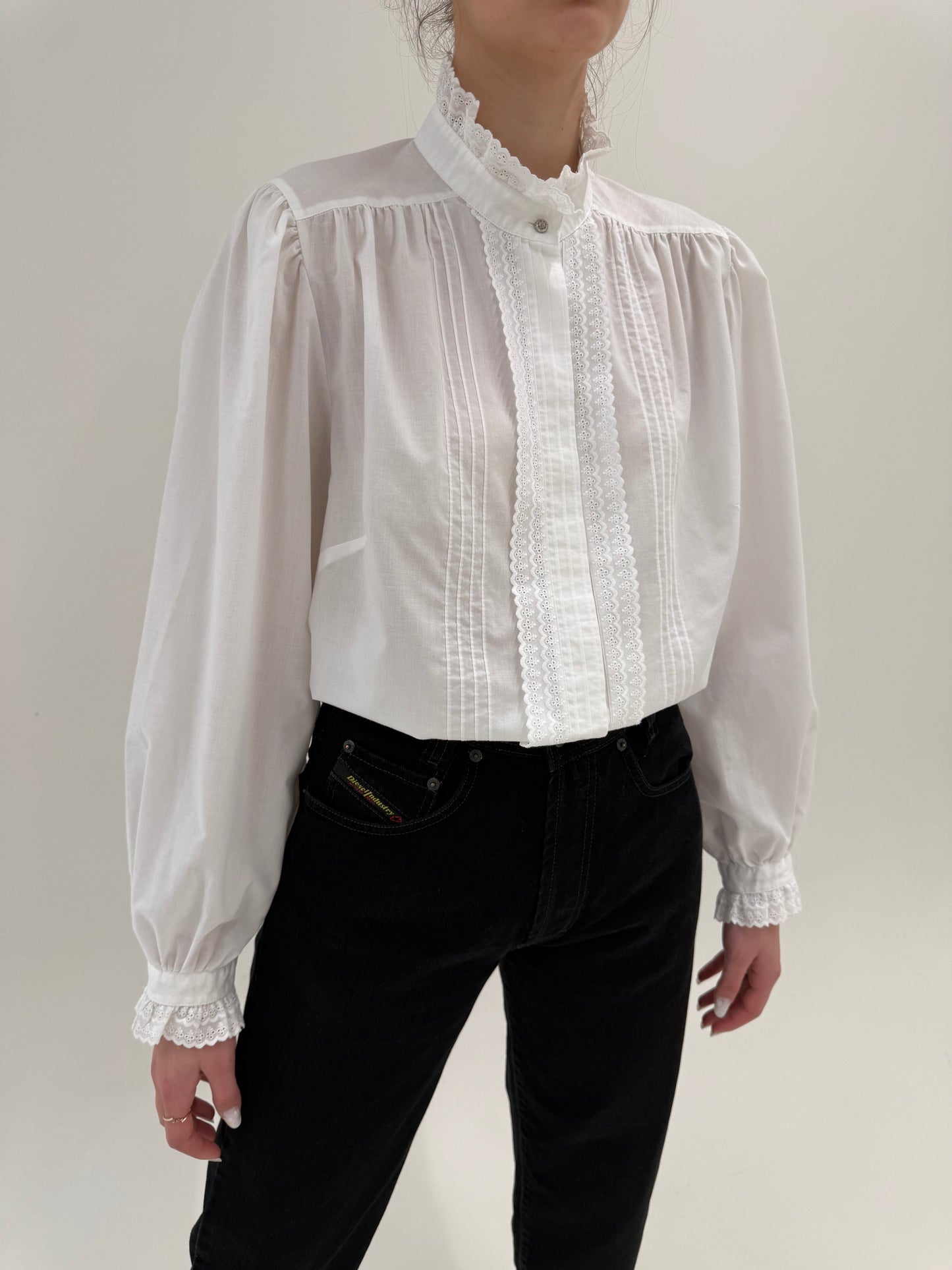 Cămașa vintage în croi amplu cu broderie anglaise
