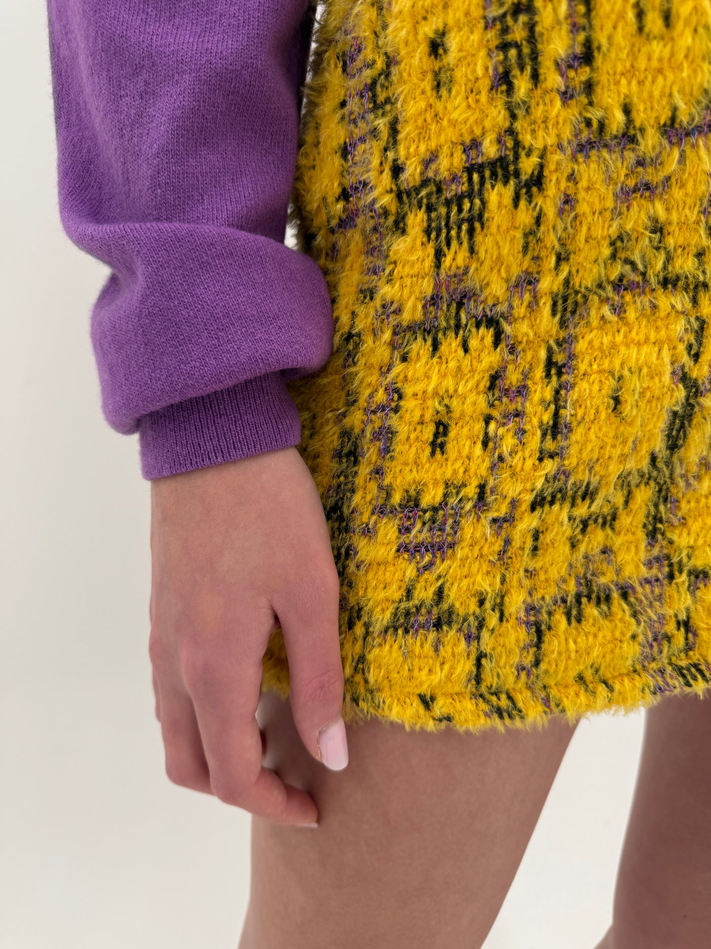 Fustă mini în stil Chanel din stofita elastică texturată în culori tari