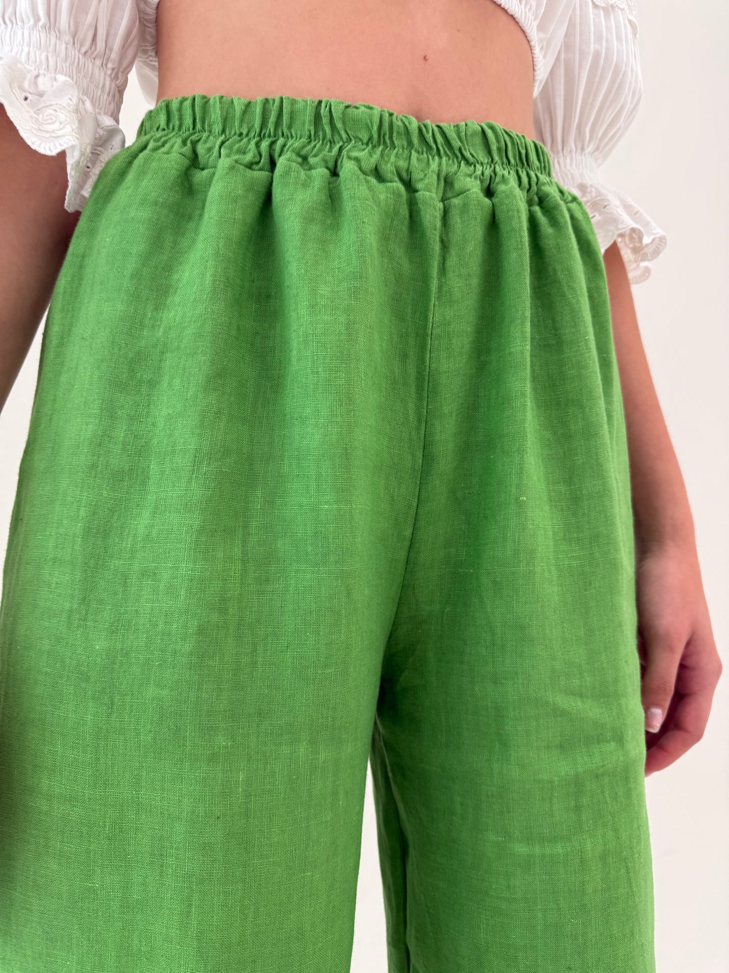 Pantaloni culottes din in verde tare cu talie ultra înaltă elastică