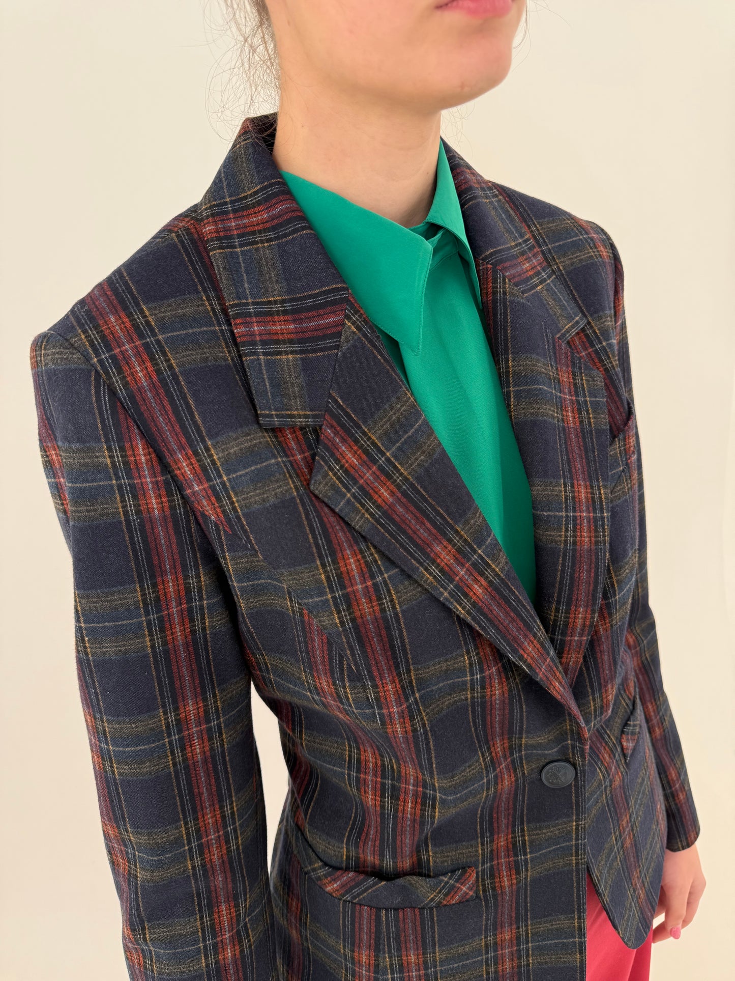 Sacou cambrat în carouri și culori clasice din lanita subțire