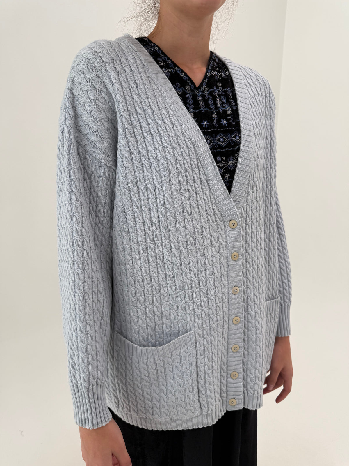 Cardigan petite dusty baby blue cu torsade în croi lung din lana merino extrafina