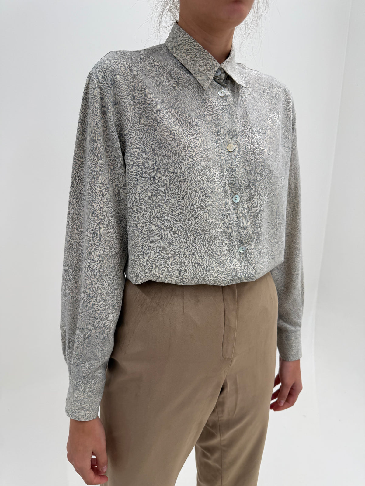 Cămașa vintage light nude petite cu print organic delicat gri