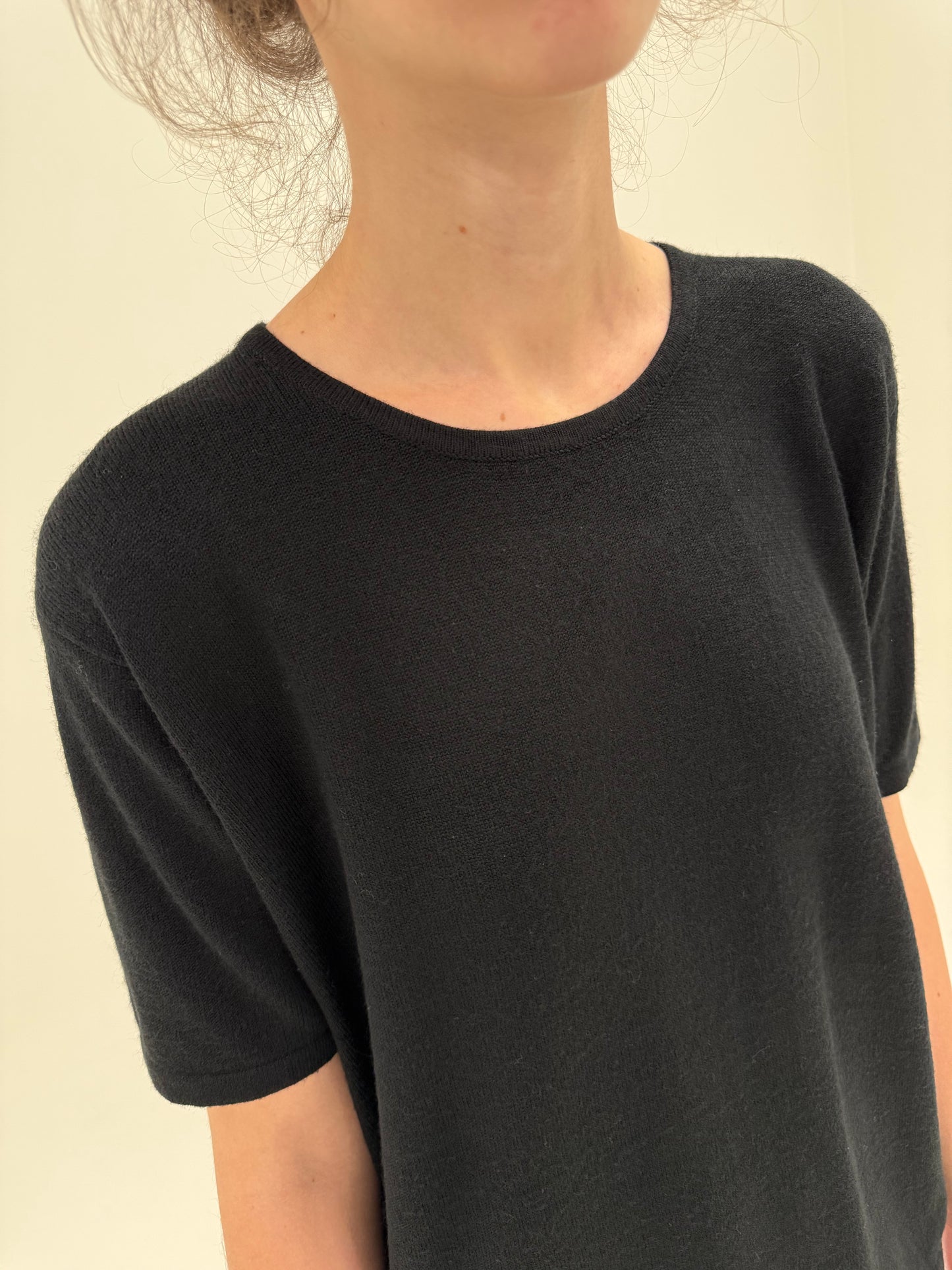 Top negru din lana merino extrafina cu elastan