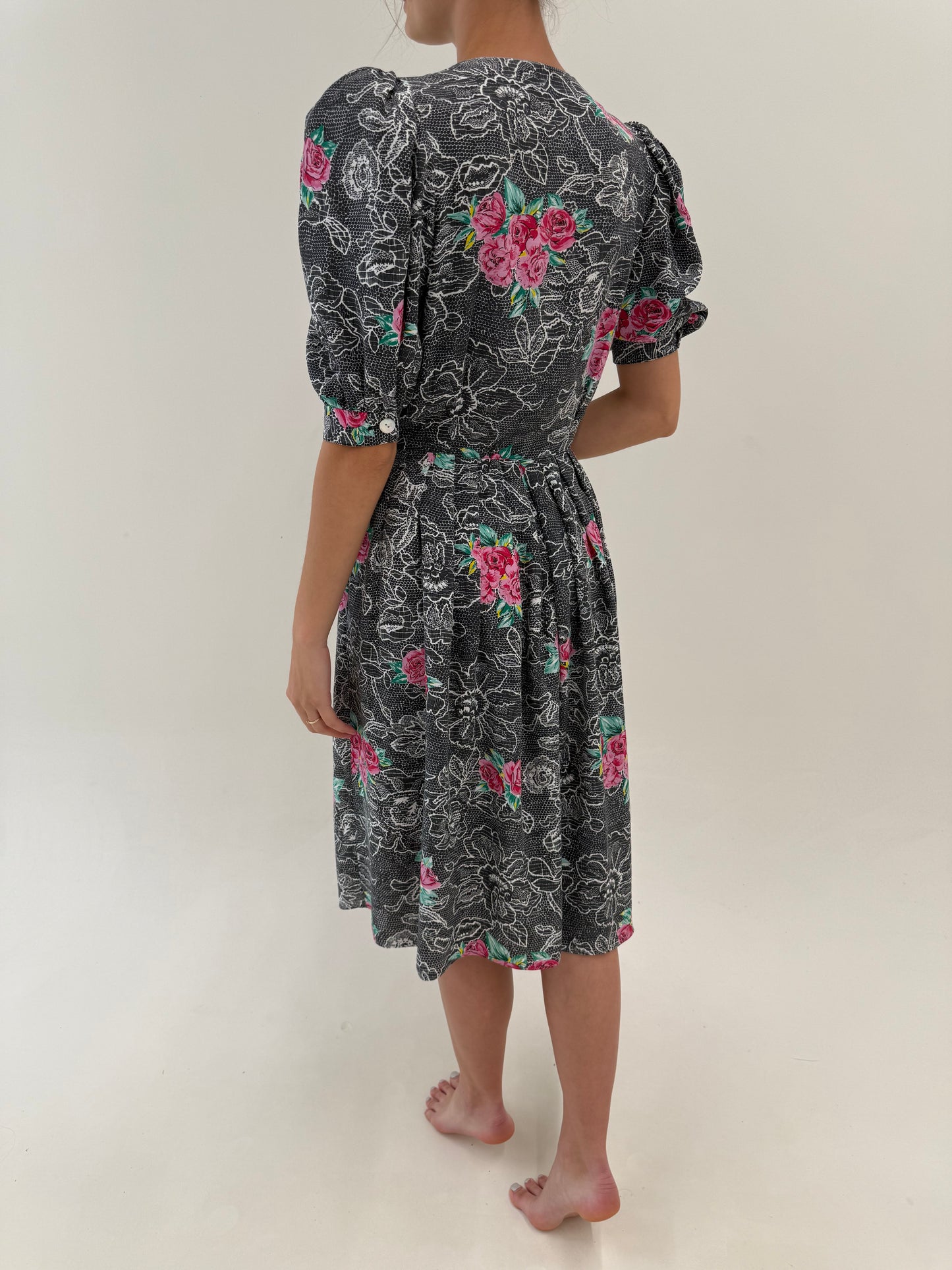 Rochie vintage super vaporoasă in croi de ani 50 cu talie marcată si print floral cu trandafiri