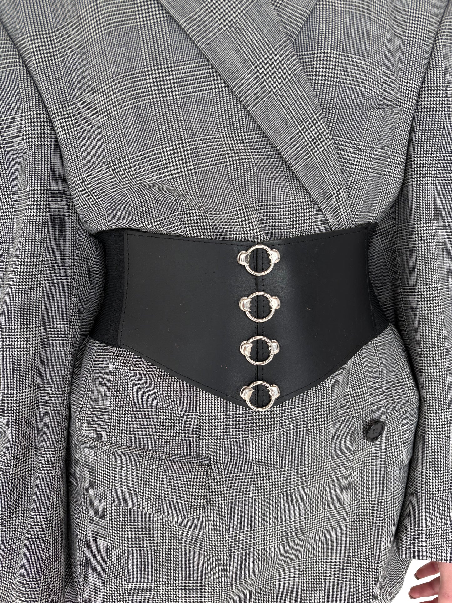 Brâu modelator din piele naturală cu feronerie argintie