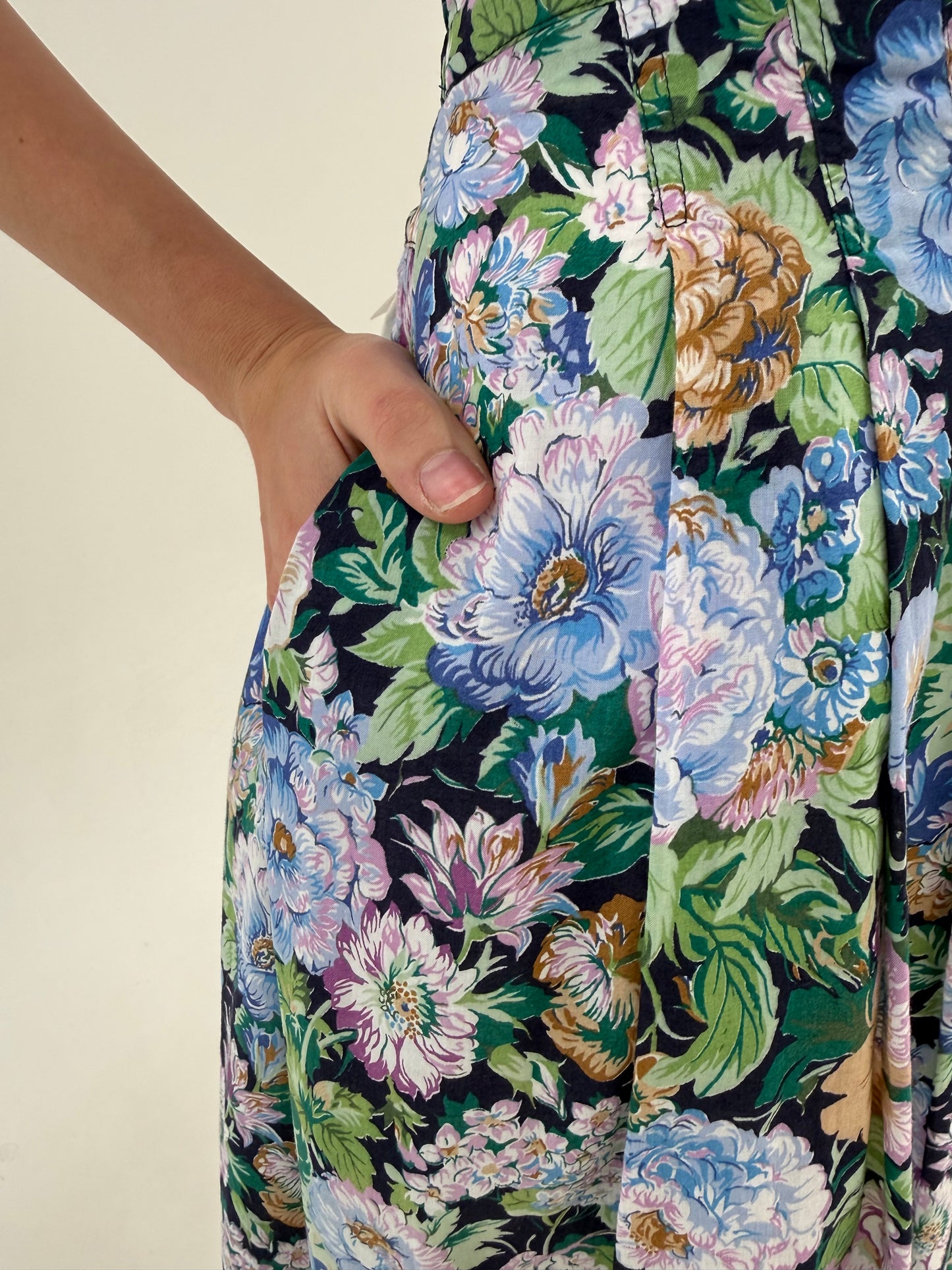 Fustă vintage cu print floral superb din cea mai fină pânză de bumbac cu talie elastică