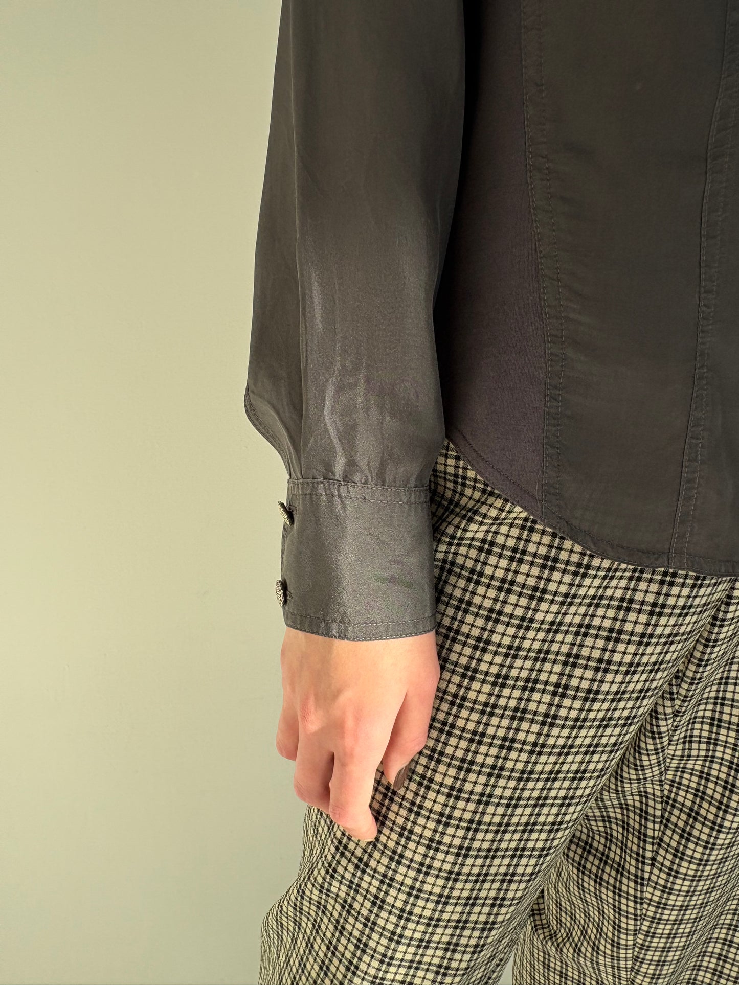 Cămașa din mătase naturală cu ușoare influențe casual