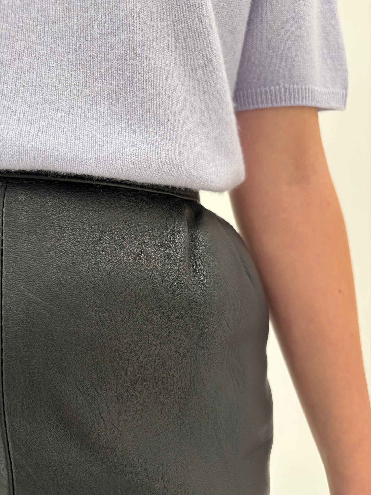 Fustă din piele naturală cu buzunare, talie ultra înaltă și pense