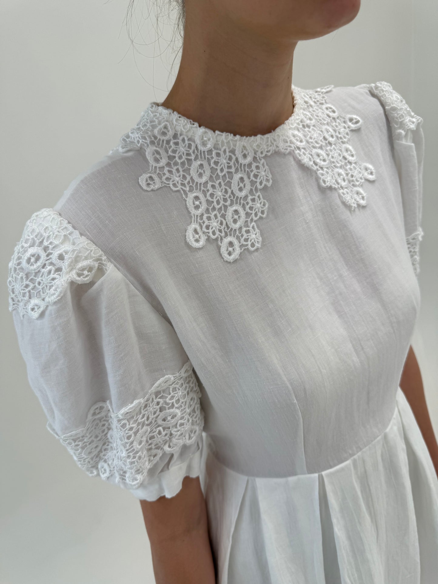 Rochie albă cu dantelă macrame din pânză excepțională în croi de ani 50