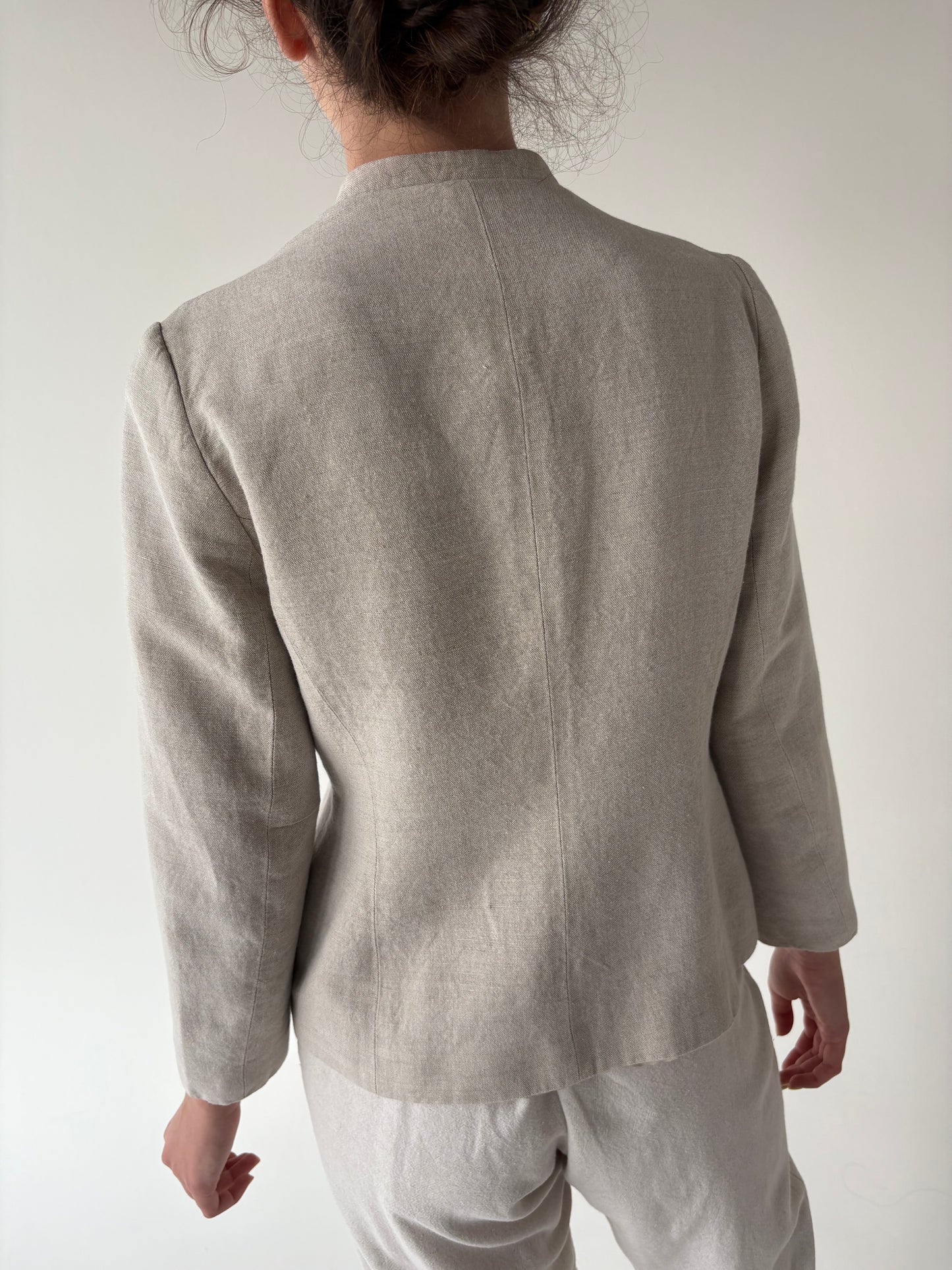 Jacheta smart casual ușor cambrata din pânză ușor structurată
