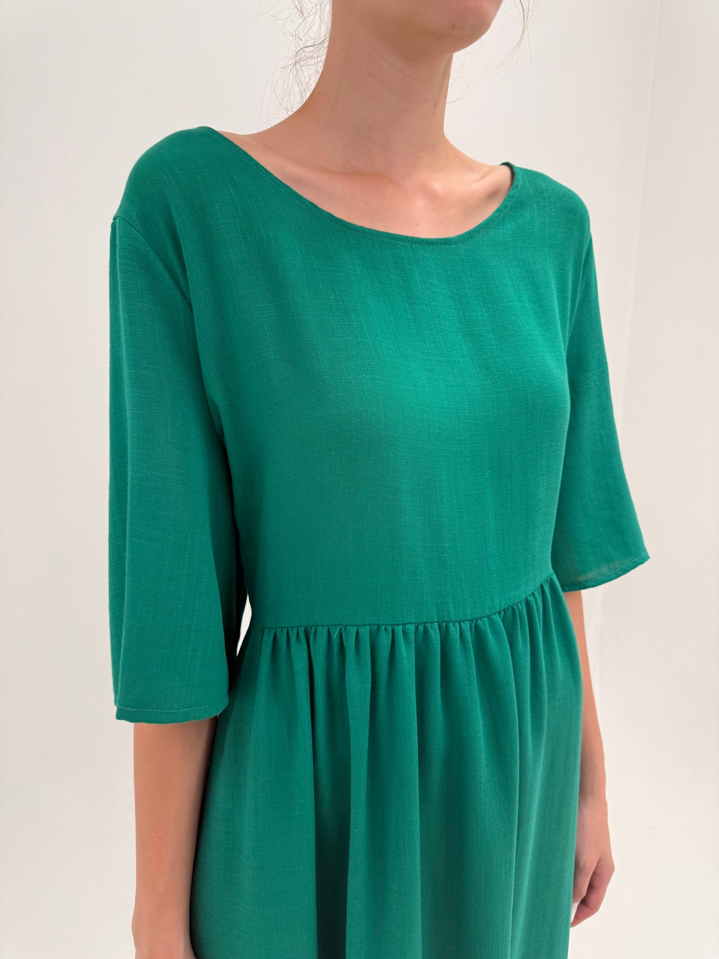 Rochie maxi emerald green in croi minimalist cu talie ultra înaltă marcată din pânză