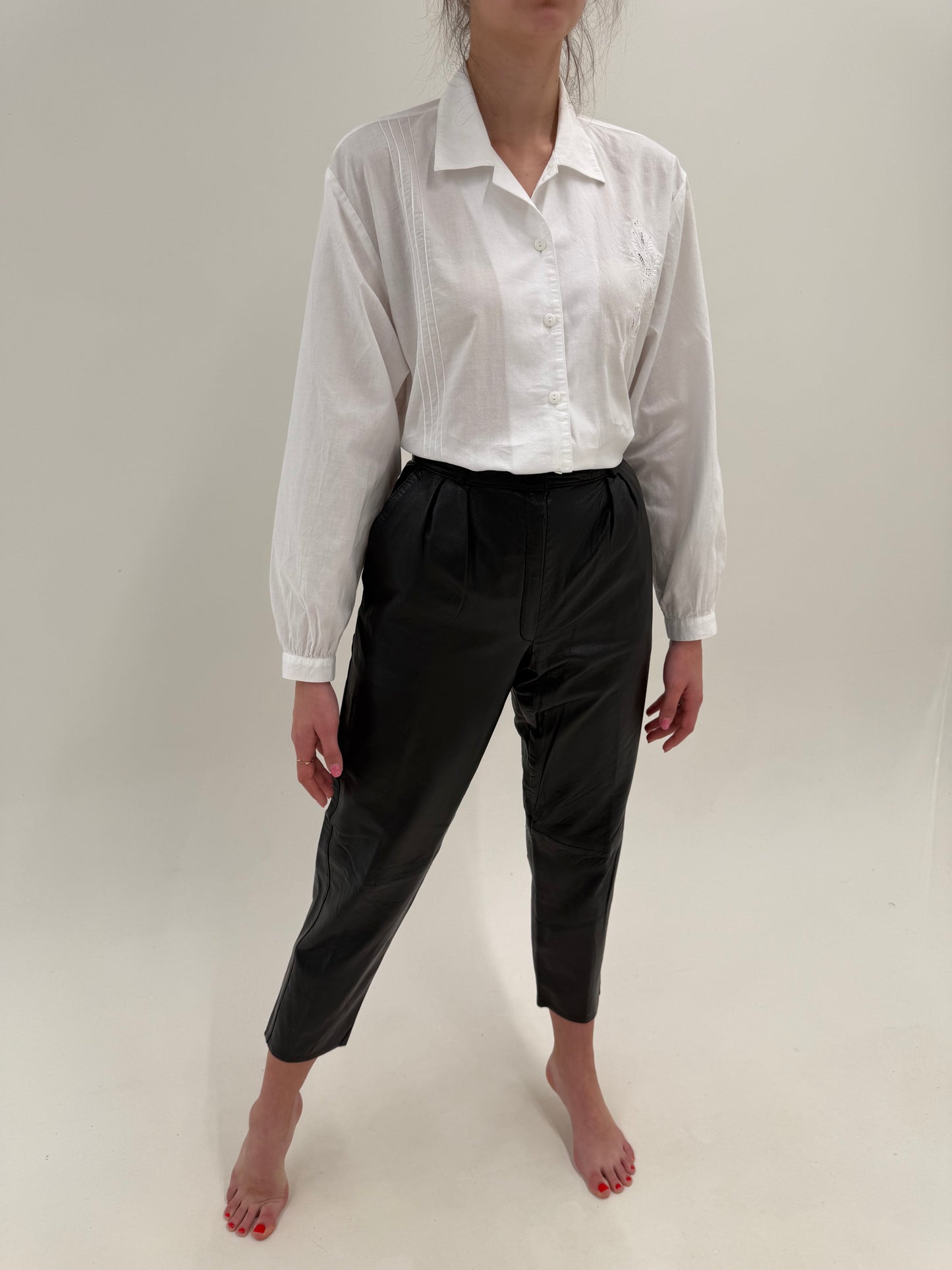 Pantaloni petite din piele naturală moale cu pense și talie ultra înaltă