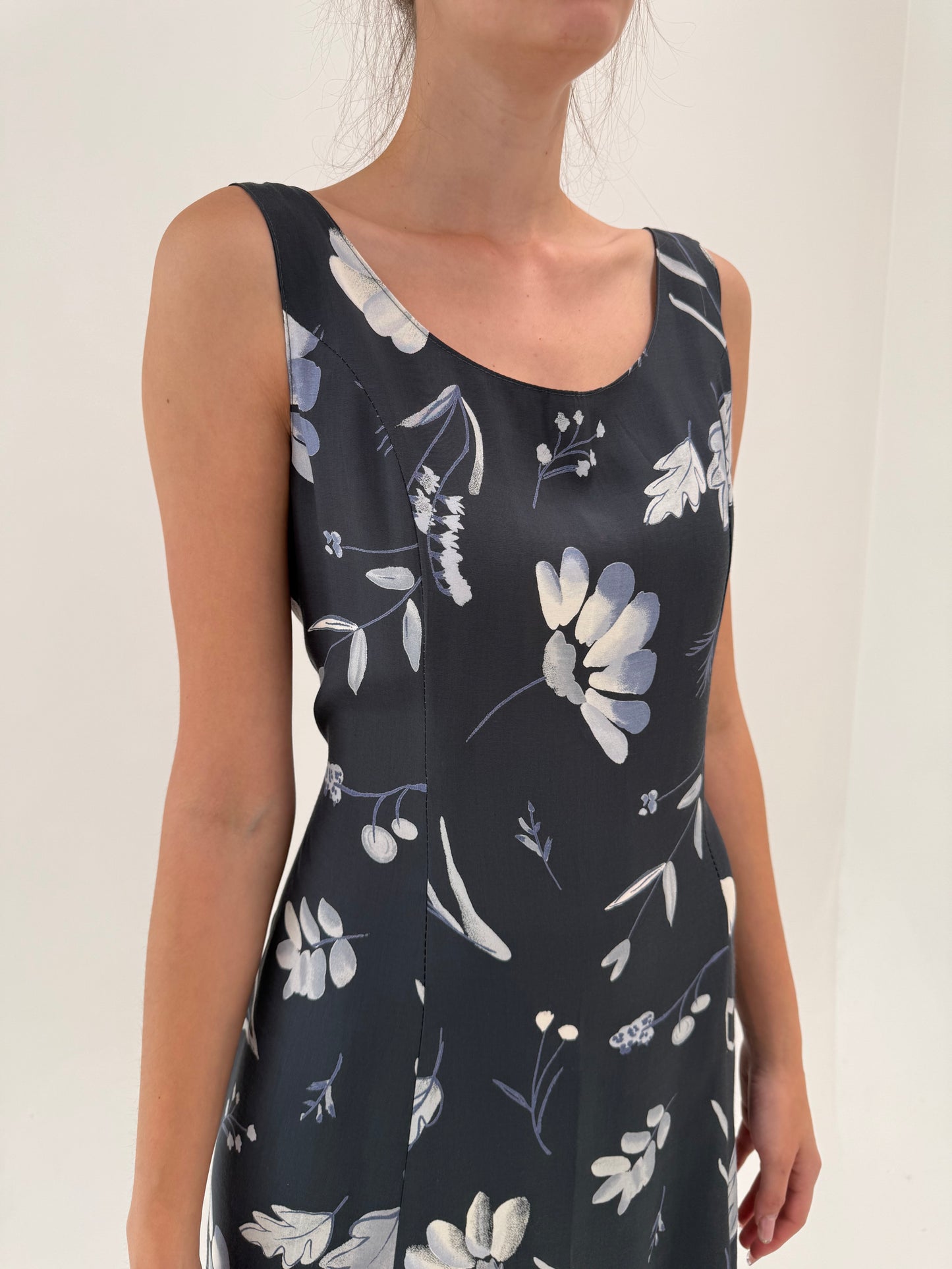 Rochie maxi steel gray super vaporoasă cu print floral delicat