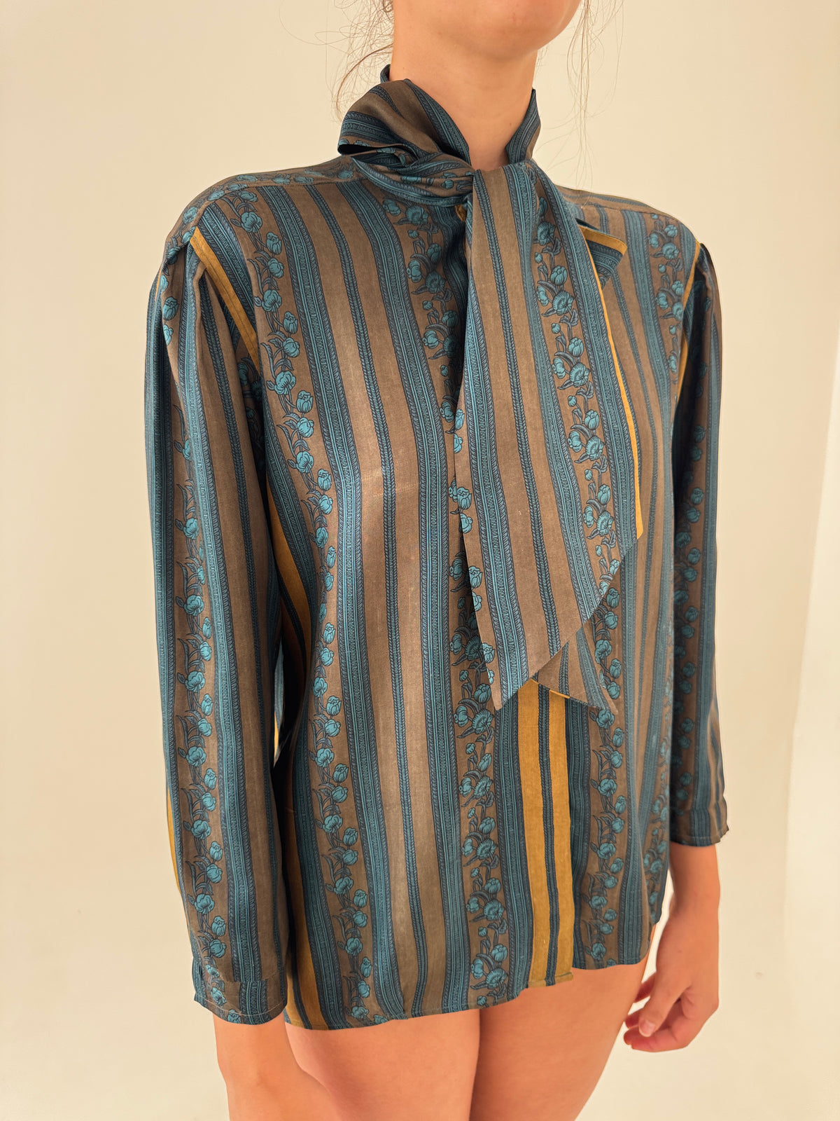 Cămașa de brand luxury din twill gros de mătase naturală în culori superbe cu panglică