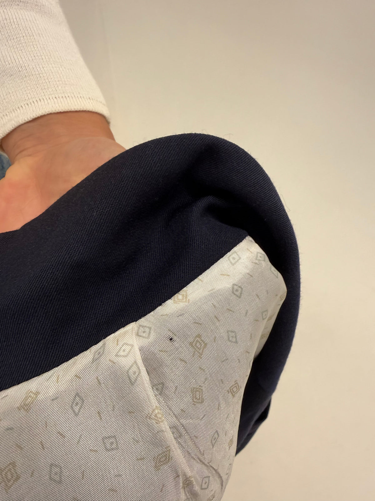 Sacou petite italian Navy blue în croi ușor cambrat din lana virgină extrafina