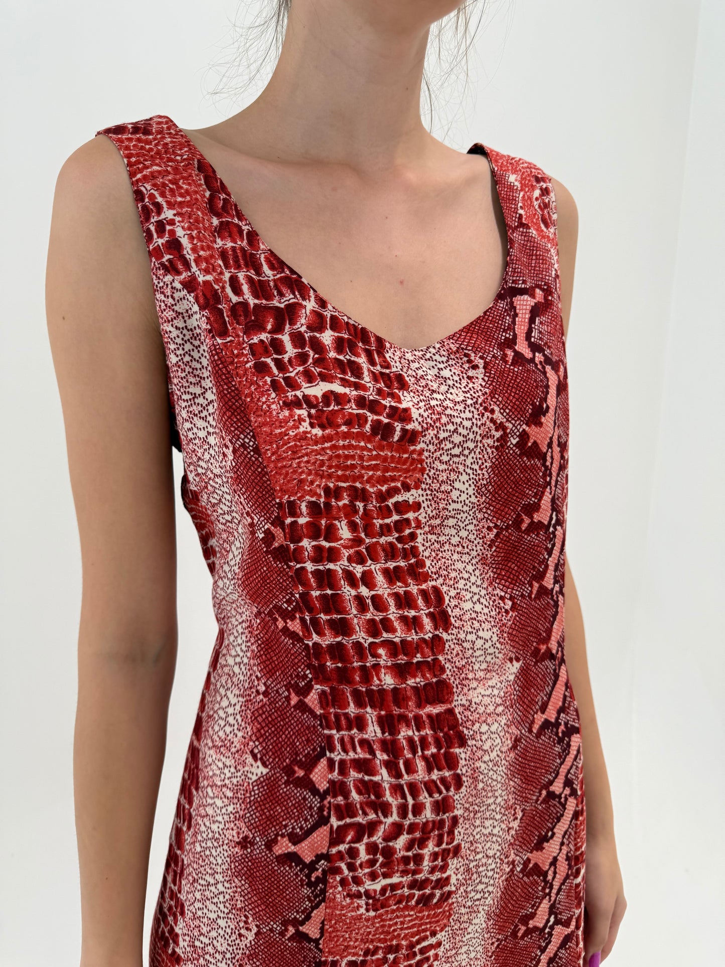 Rochie maxi tall super vaporoasă în nuanțe superbe de whine red animal print